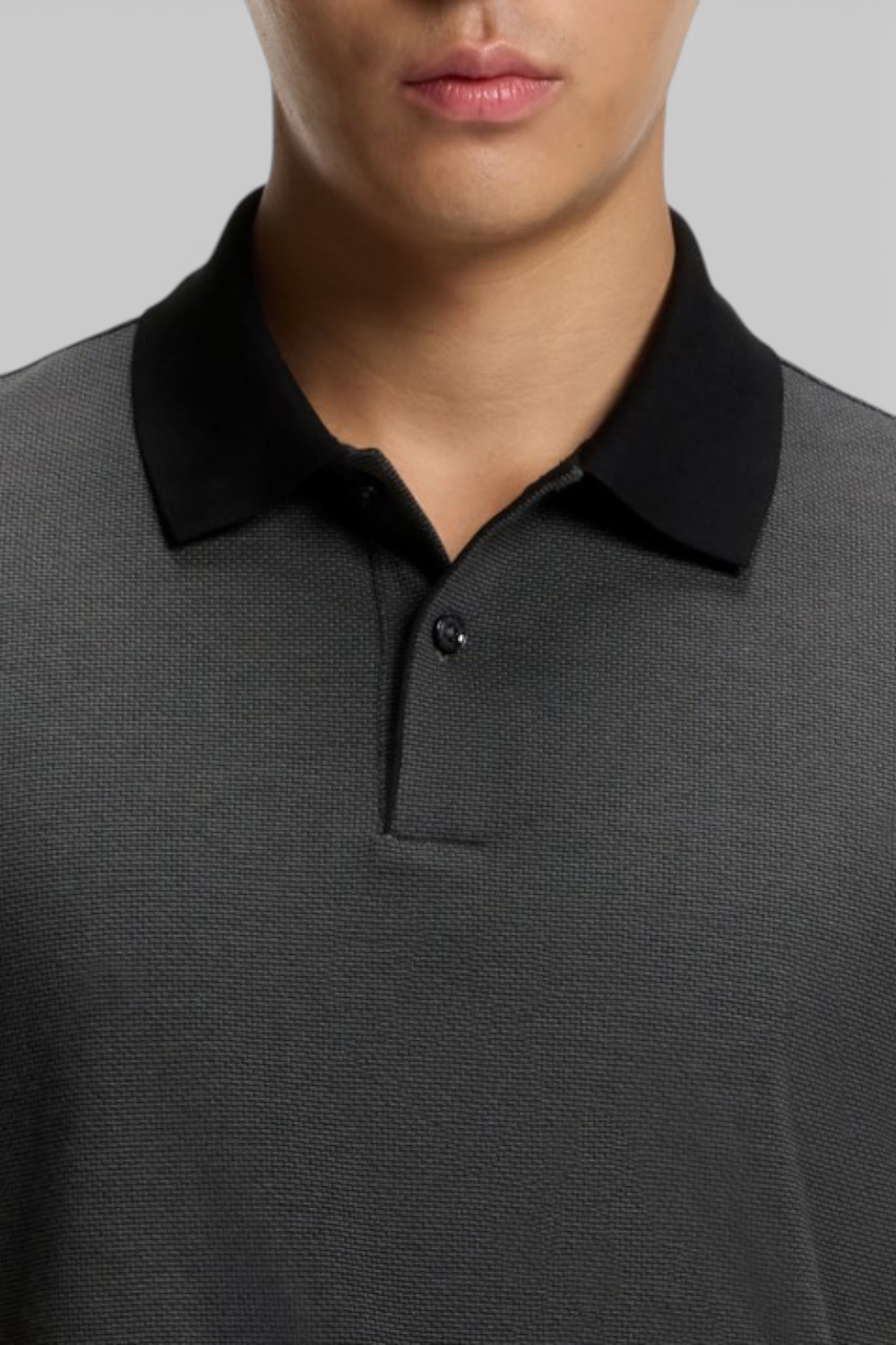 תמונת תקריב דוגמן של חולצת פולו