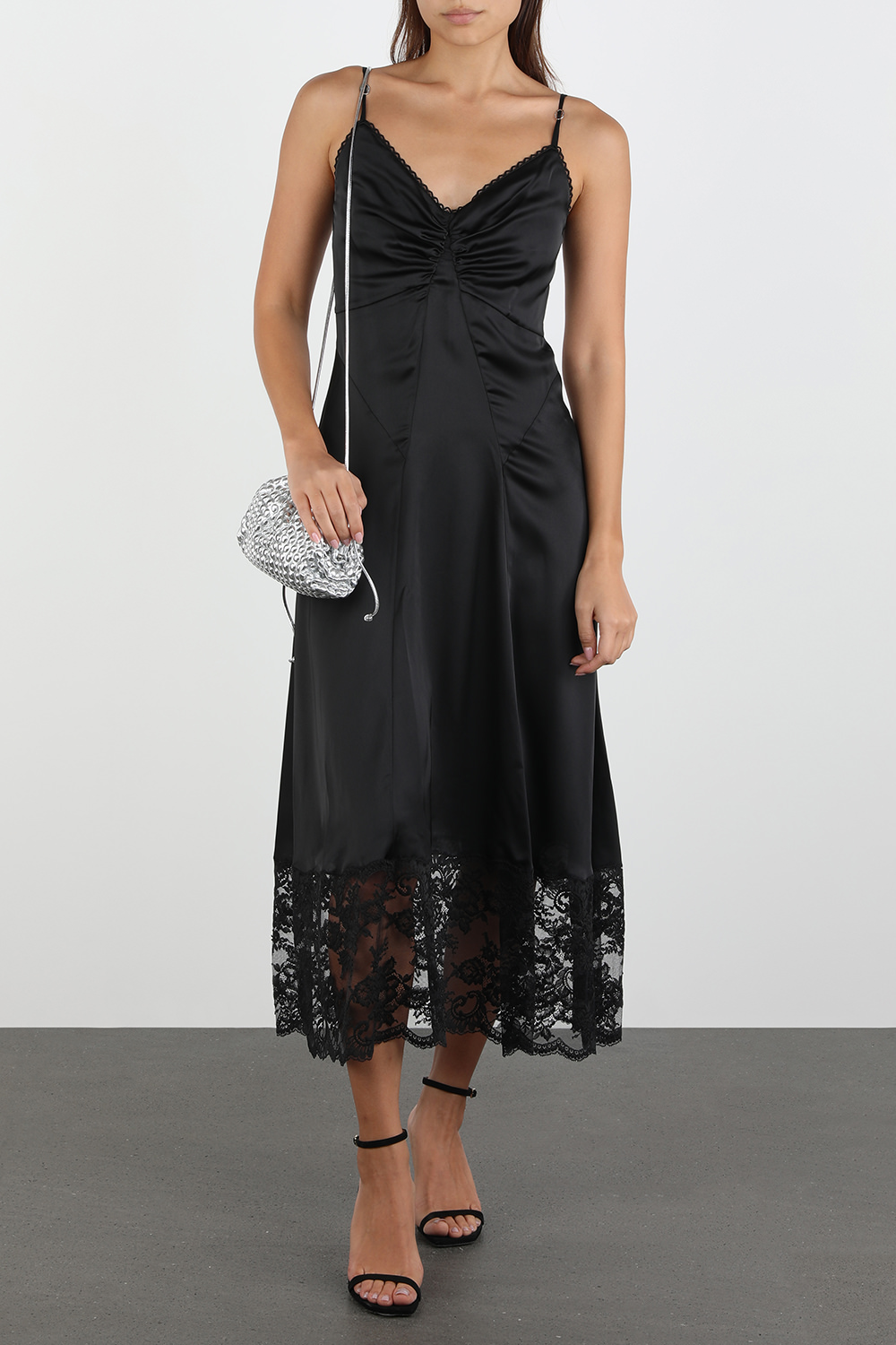 תמונת דוגמן קידמית של The Mini Pouch Bubble Bag in Silver