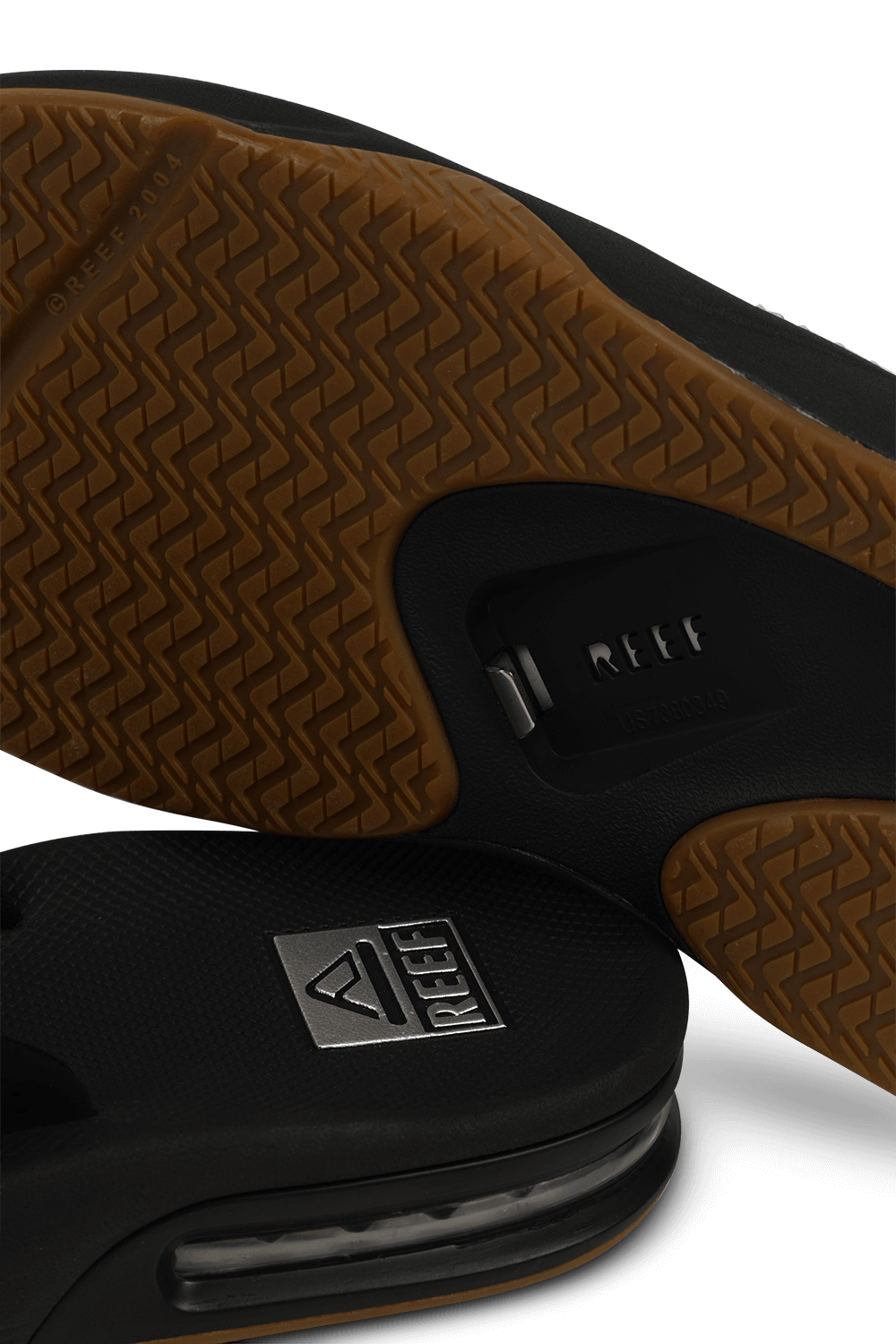 תמונת תקריב של כפכפים פאנינג בשחור