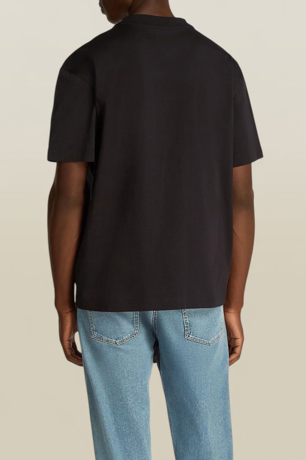 תמונת דוגמן אחורית של חולצת טי