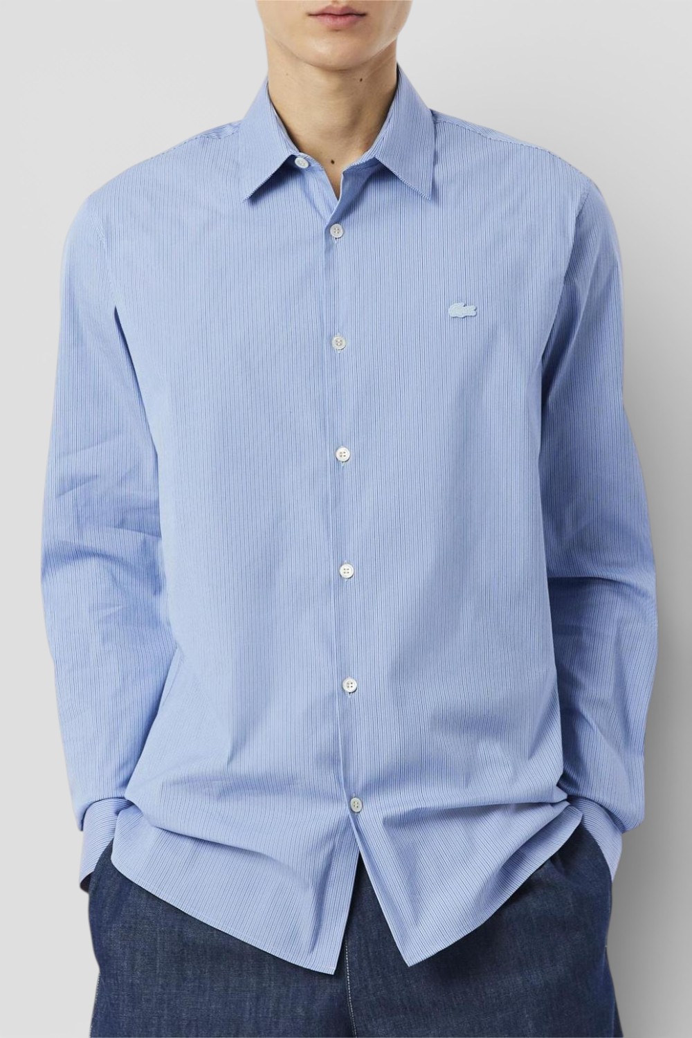 תמונת דוגמן קידמית של חולצה מכופתרת