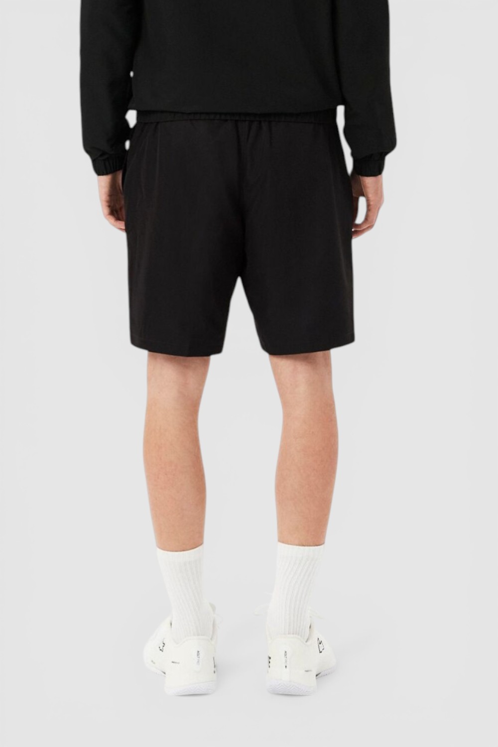 תמונת דוגמן אחורית של מכנסי ג'וגר קצרים