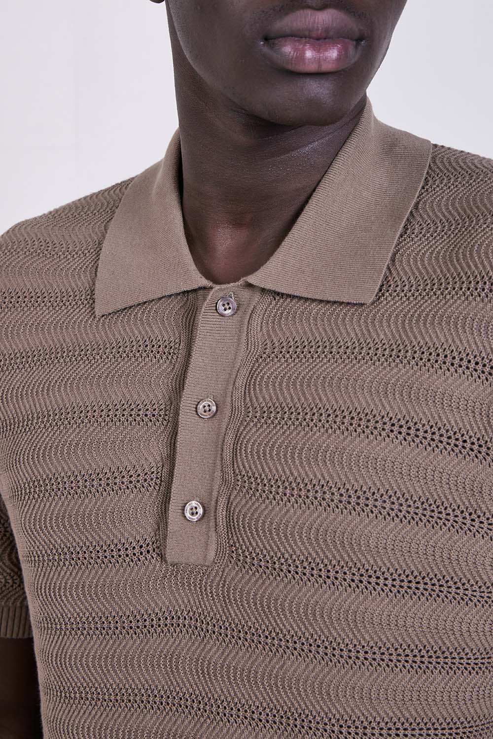 תמונת תקריב דוגמן של חולצת פולו ג'אקרד