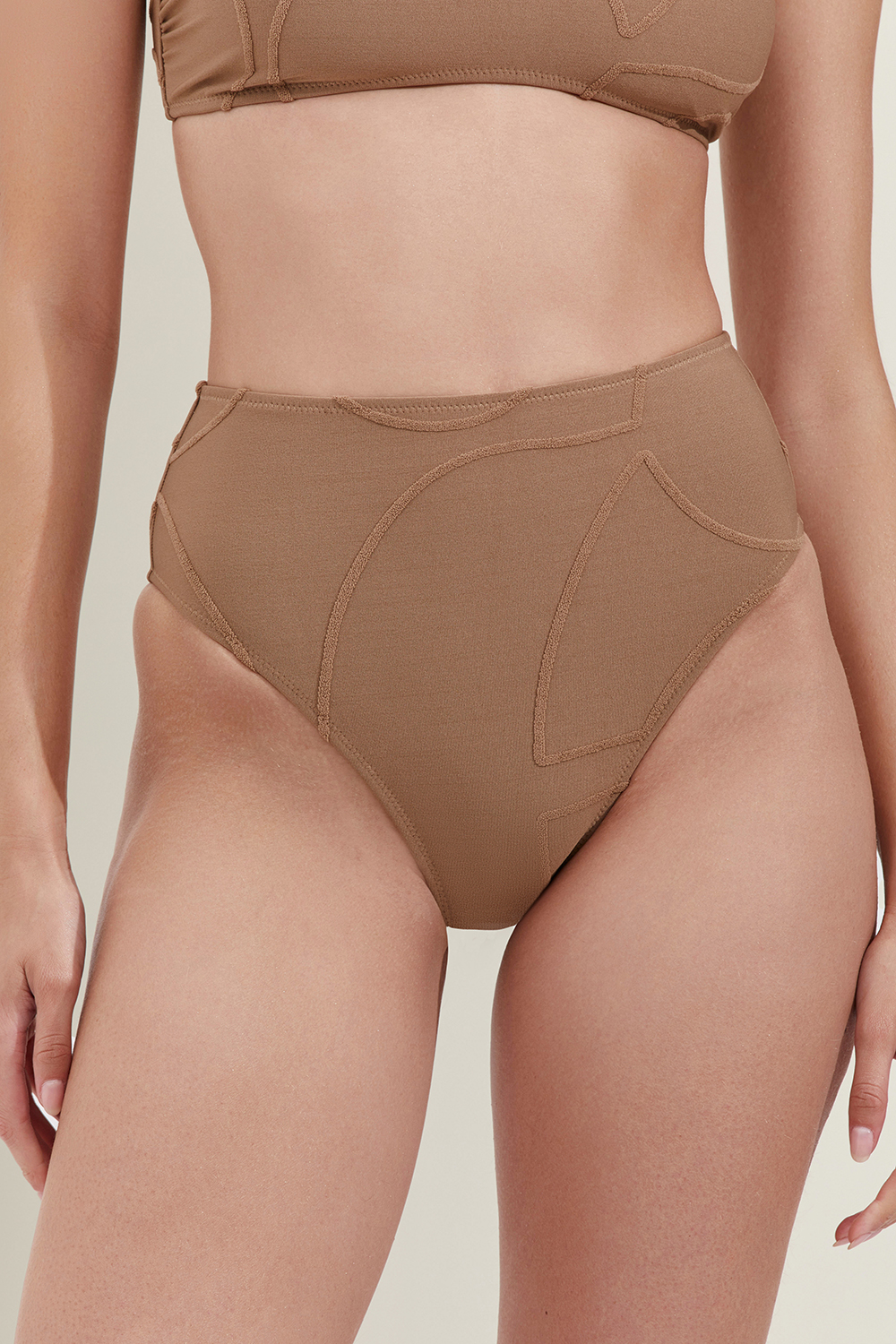 תמונת דוגמן קידמית של משכית X גוטקס תחתוני ביקיני