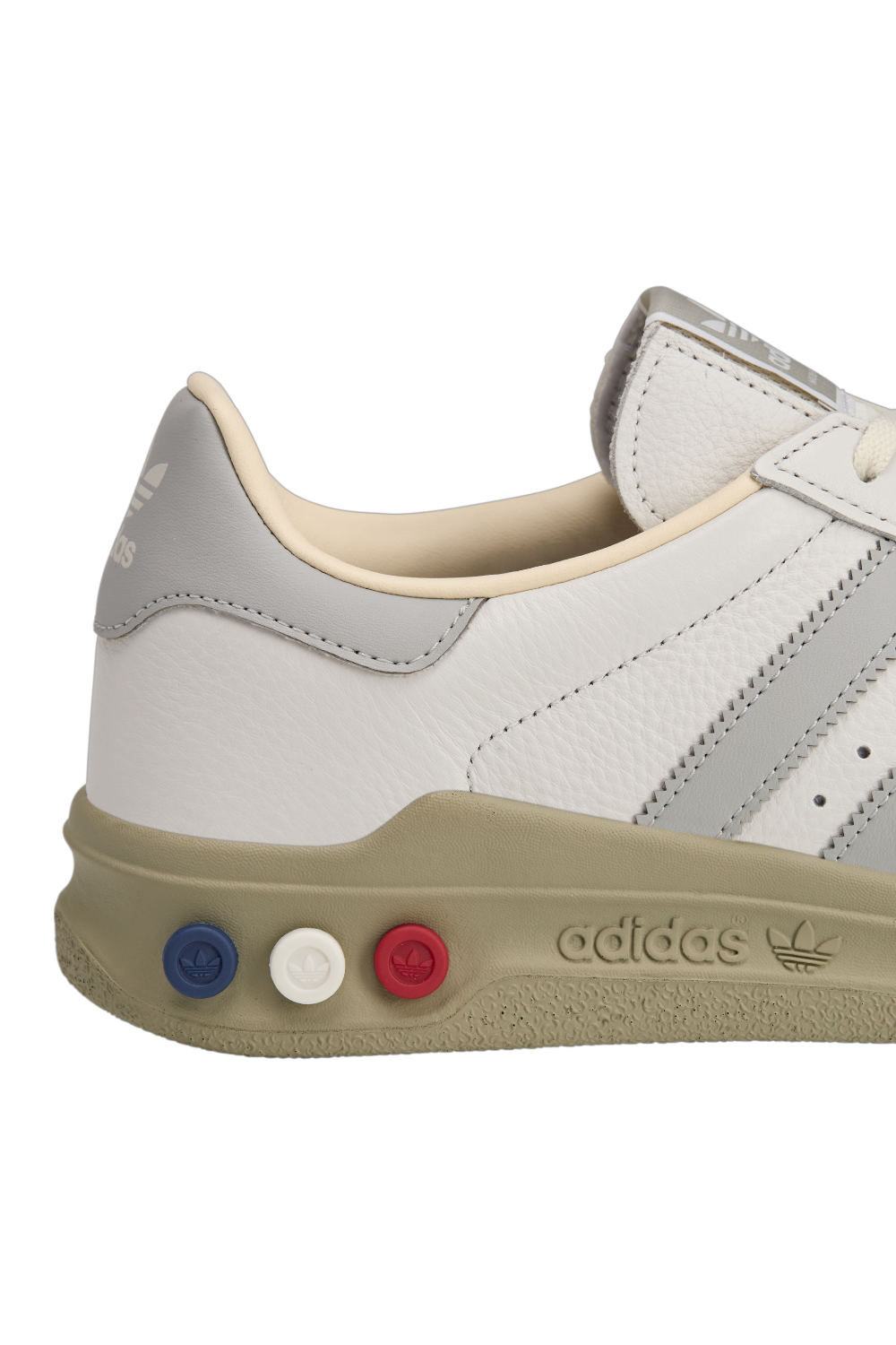 תמונת פנים של נעלי סניקרס