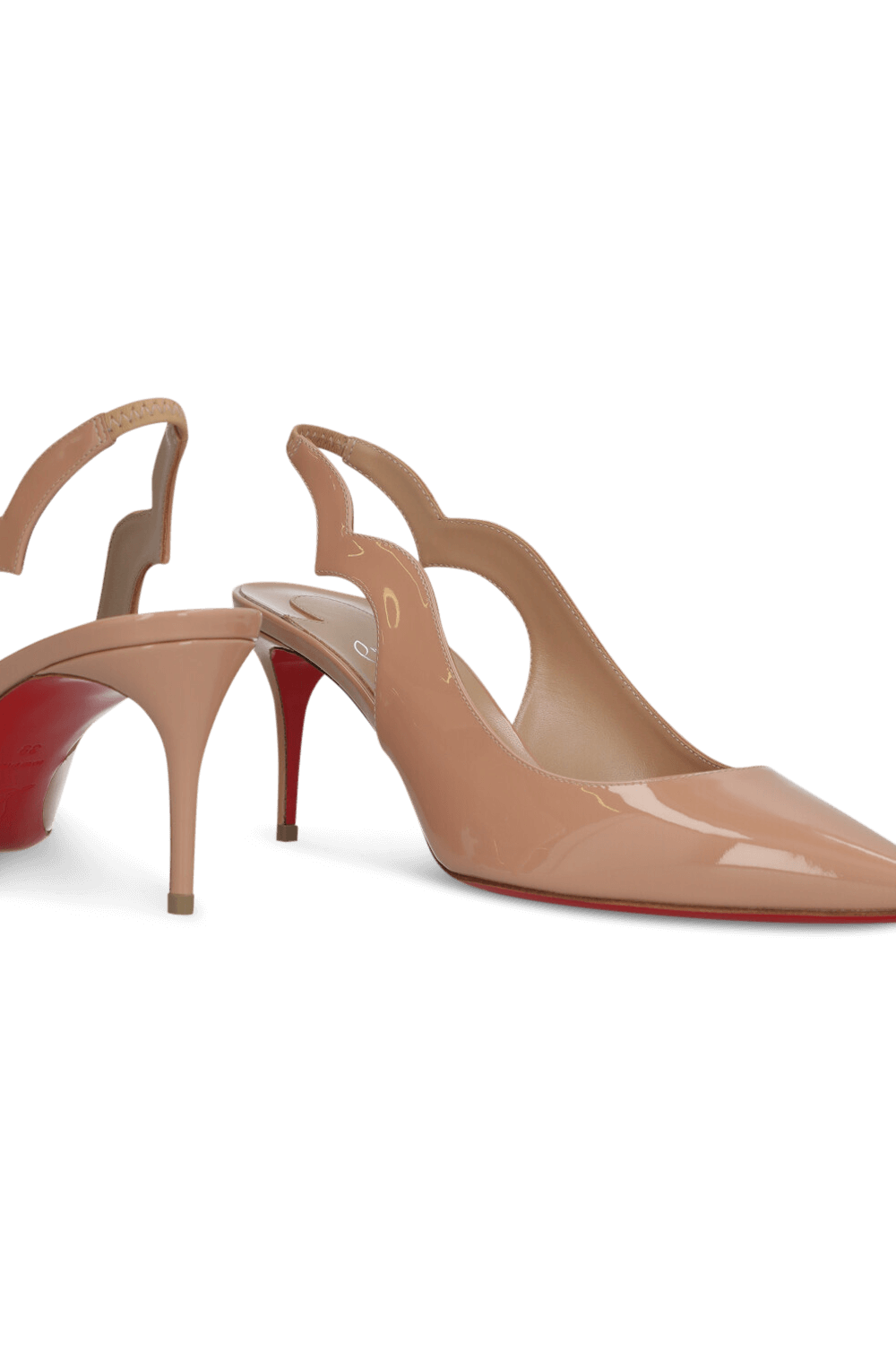 תמונת תקריב של נעלי עקב סלינג בק