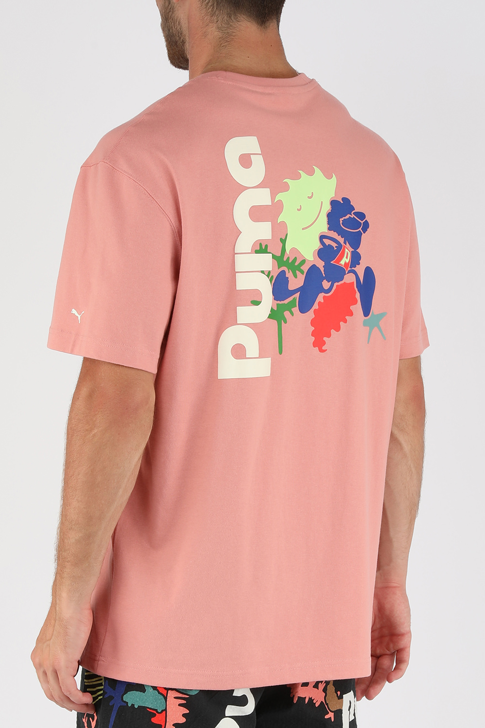 תמונת דוגמן אחורית של חולצת לוגו טי ורודה עם פרינט בגב