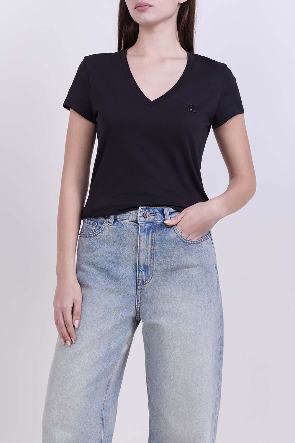 תמונת דוגמן קידמית של חולצת טי בגזרת סלים