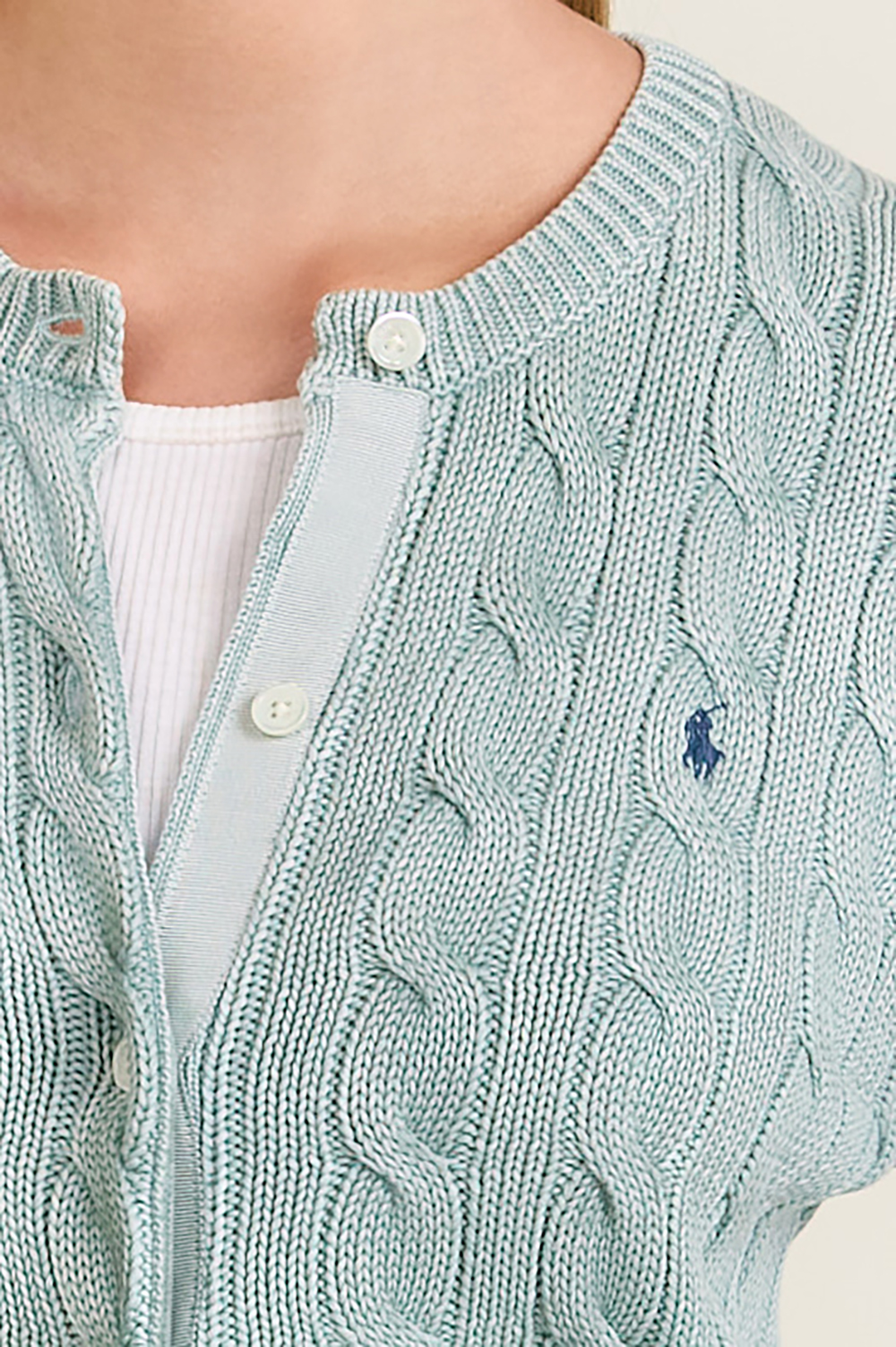 תמונת תקריב דוגמן של קרדיגן כותנה