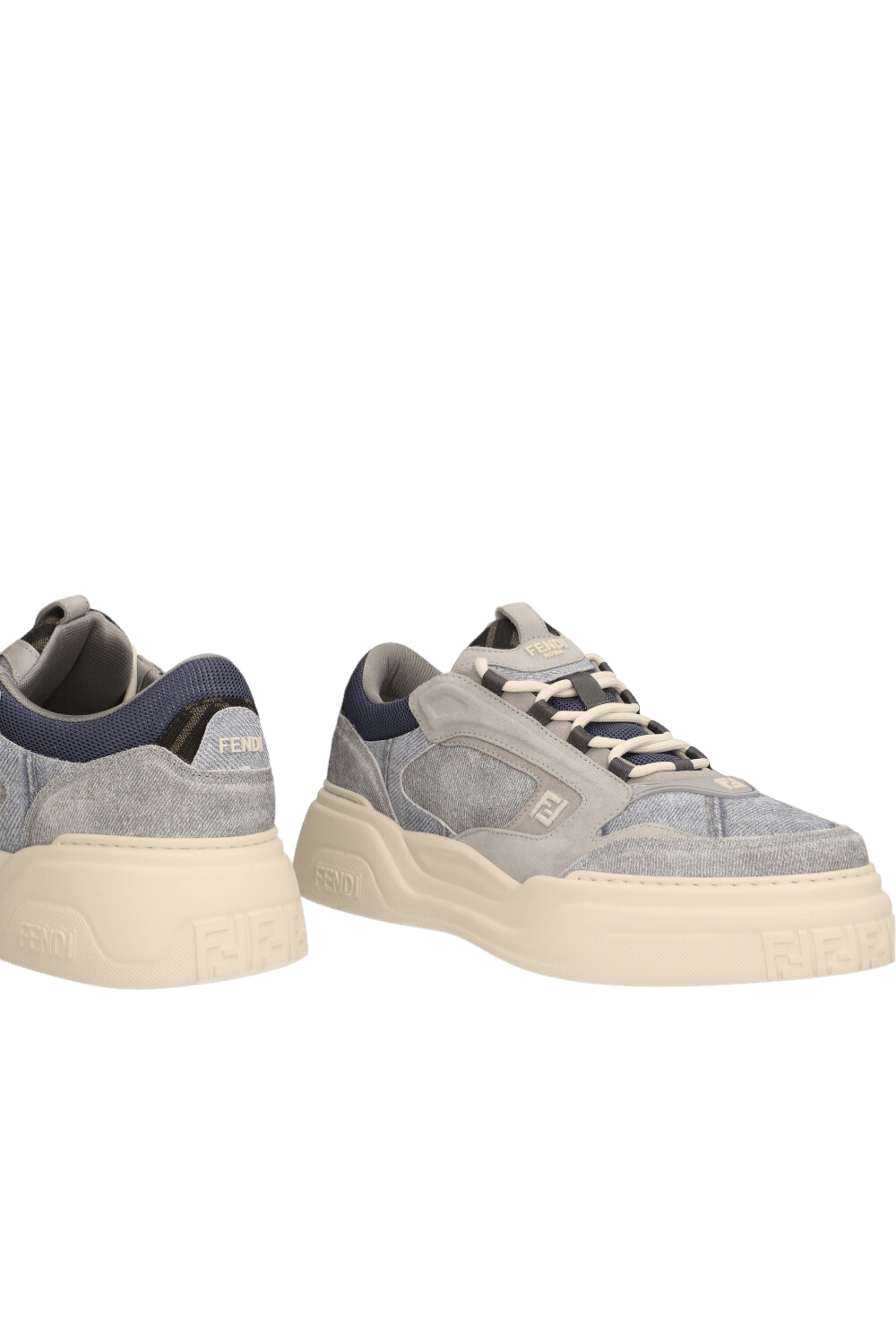 תמונת תקריב של נעלי סניקרס פורס