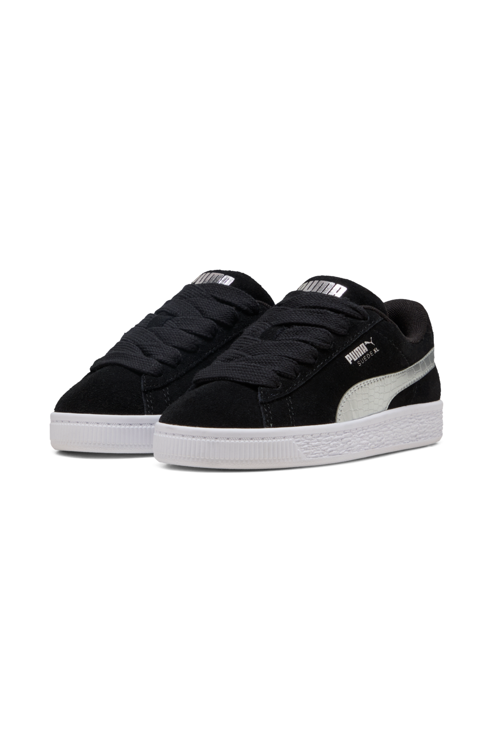 תמונת תקריב של נעלי סניקרס Suede XL