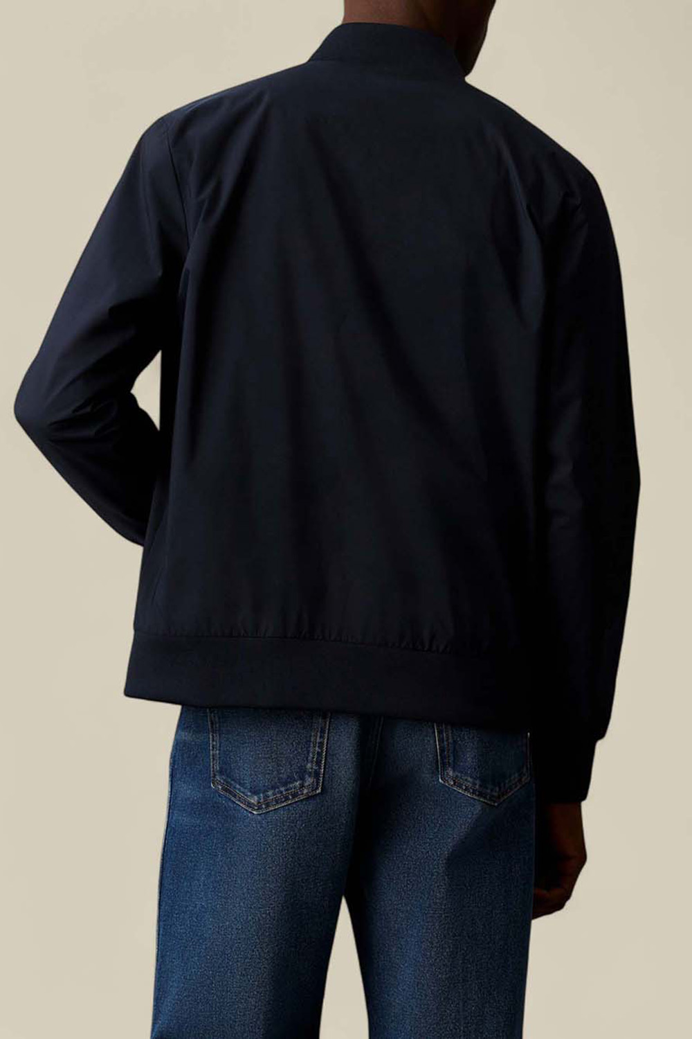 תמונת דוגמן אחורית של ז'קט בומבר