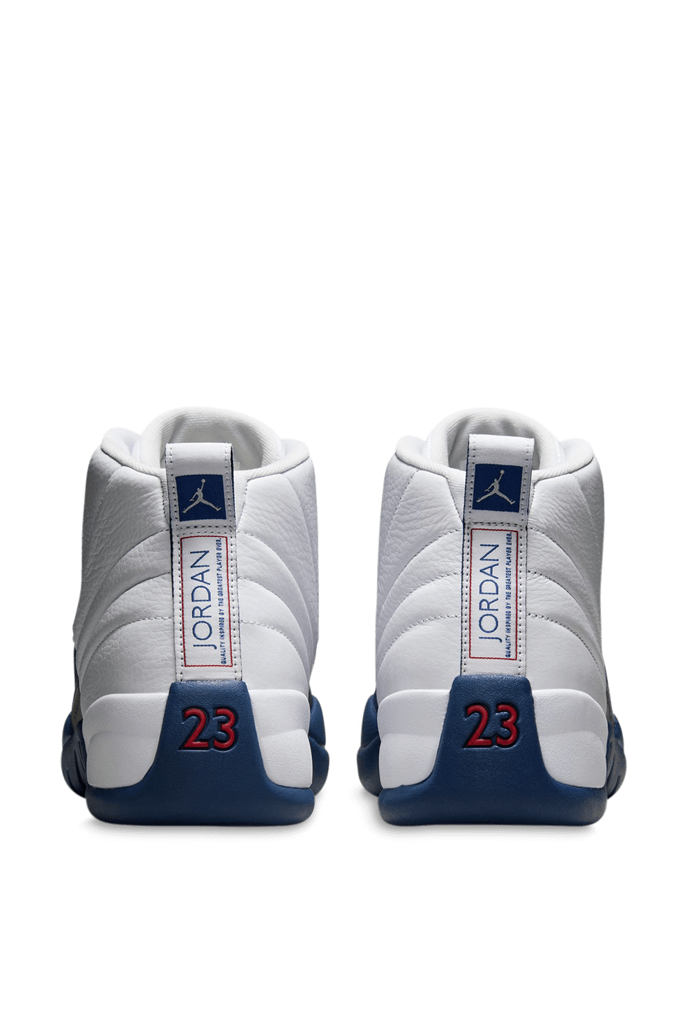 תמונת תקריב של נעלי סניקרס אייר ג'ורדן 2 רטרו פרנץ' בלו