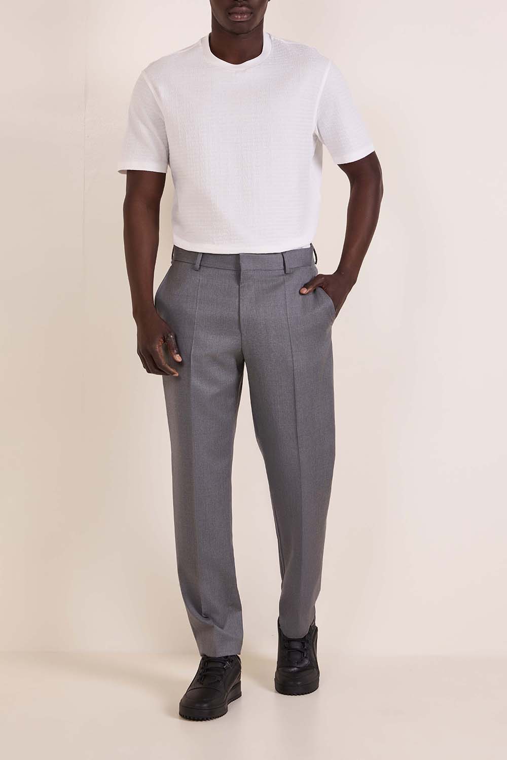 תמונת דוגמן קידמית של נעלי סניקרס