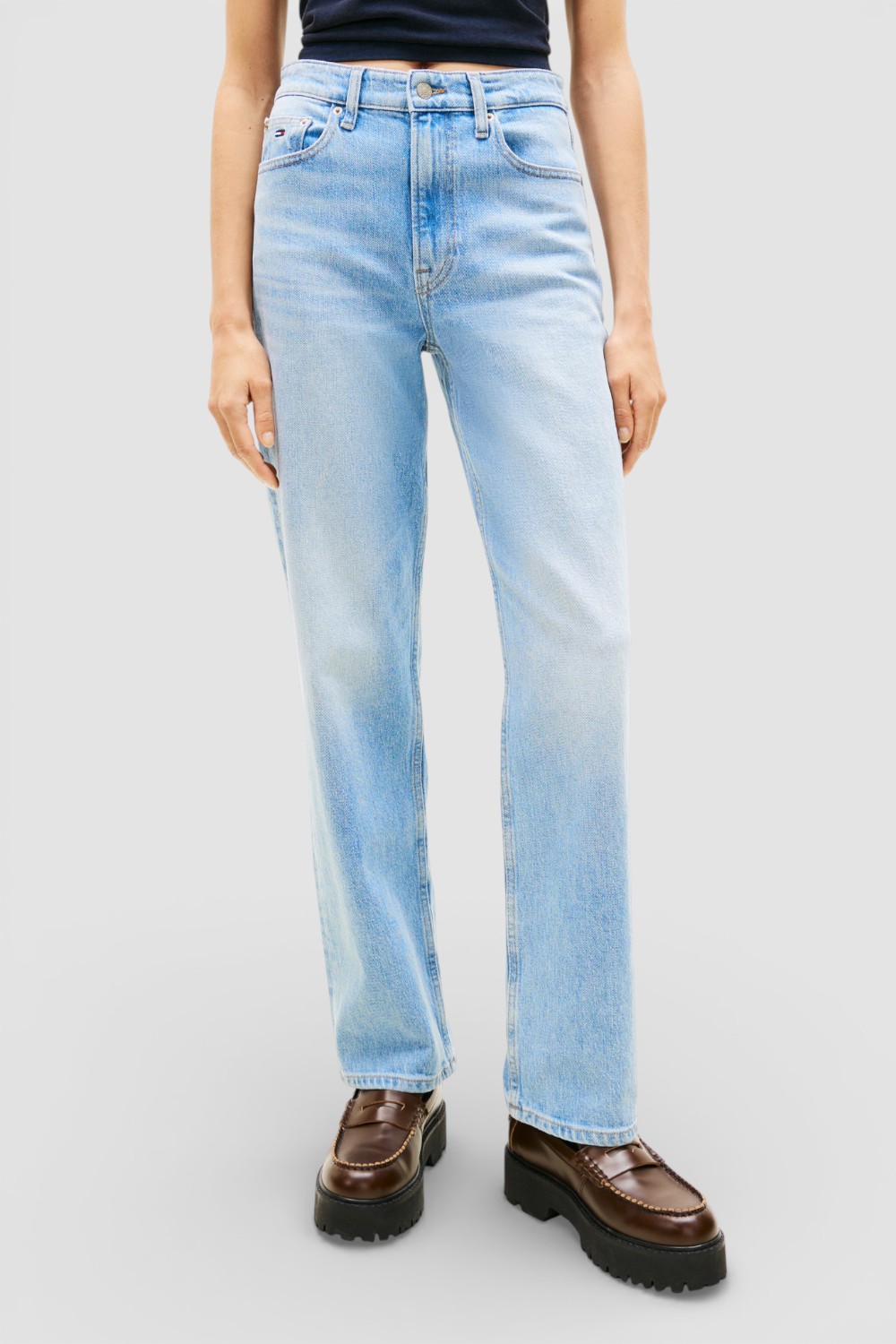 תמונת דוגמן קידמית של מכנסי ג'ינס בגזרת סלים