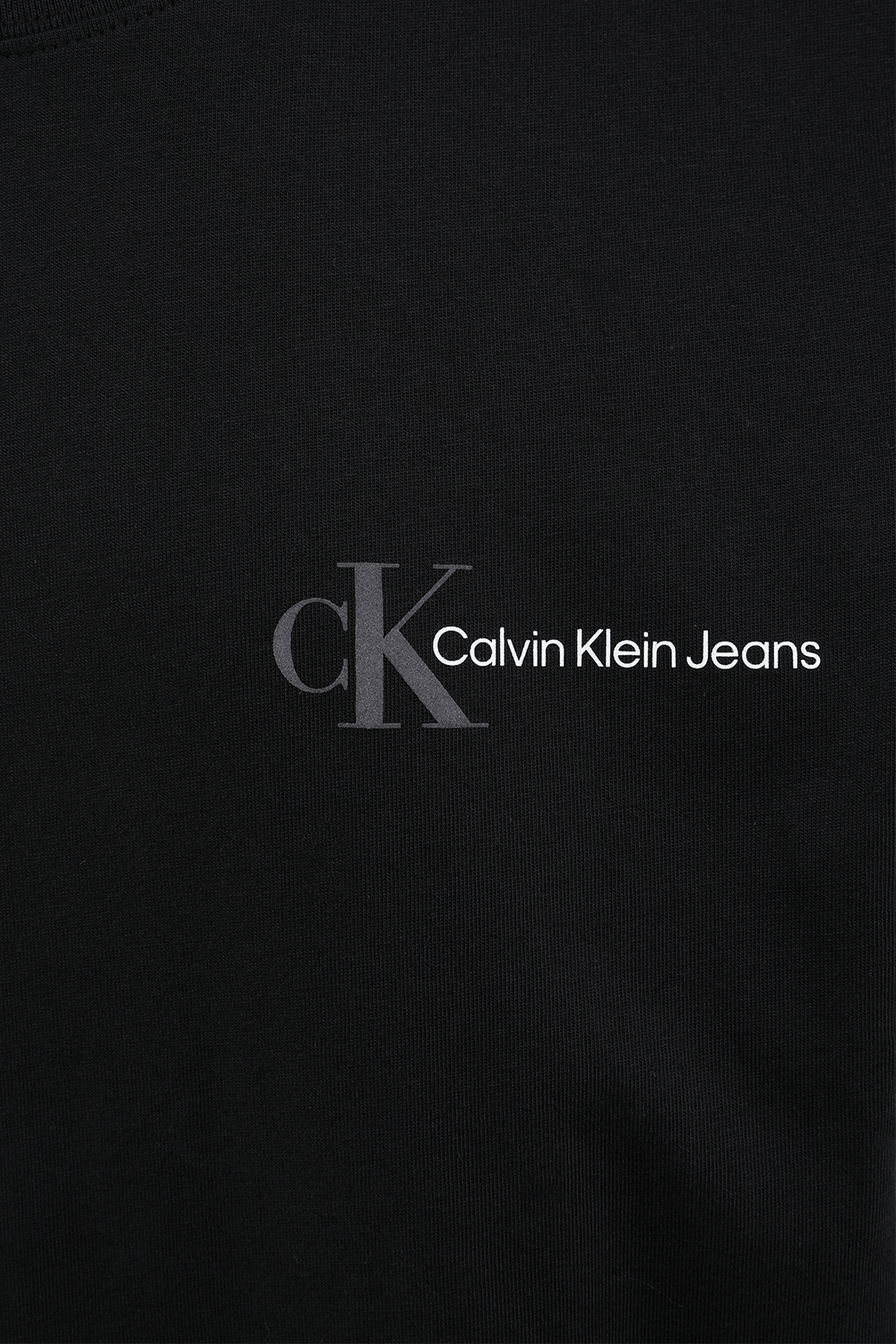 תמונת תקריב של חולצת טי שחורה עם לוגו בגב