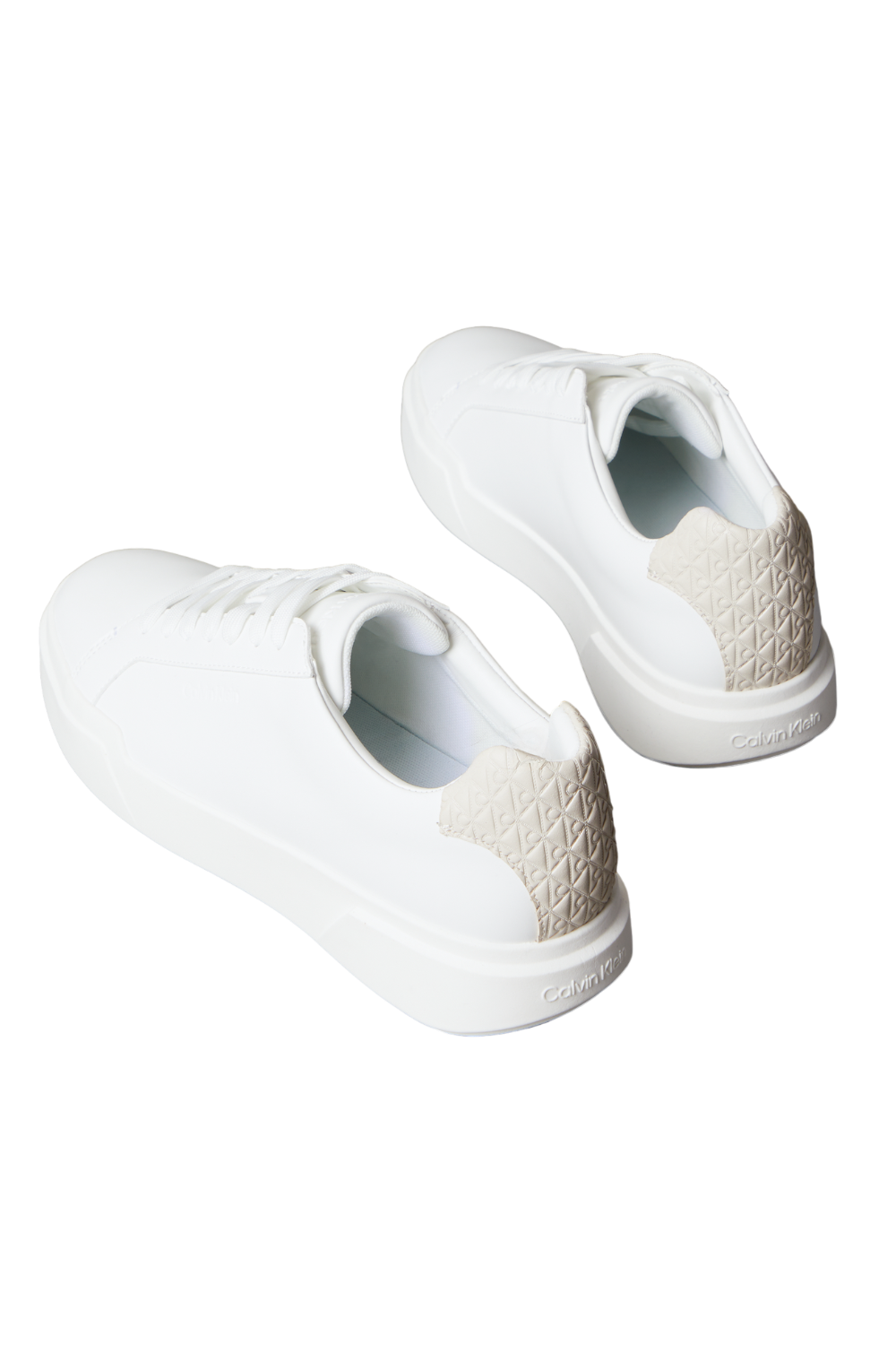 תמונת תקריב של נעלי סניקרס