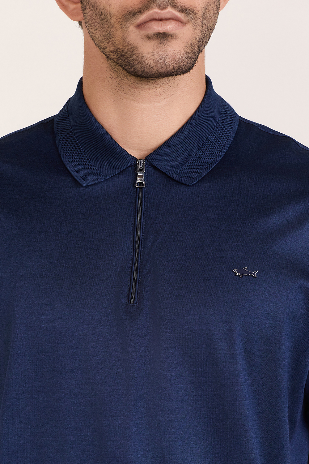 תמונת תקריב דוגמן של חולצת פולו