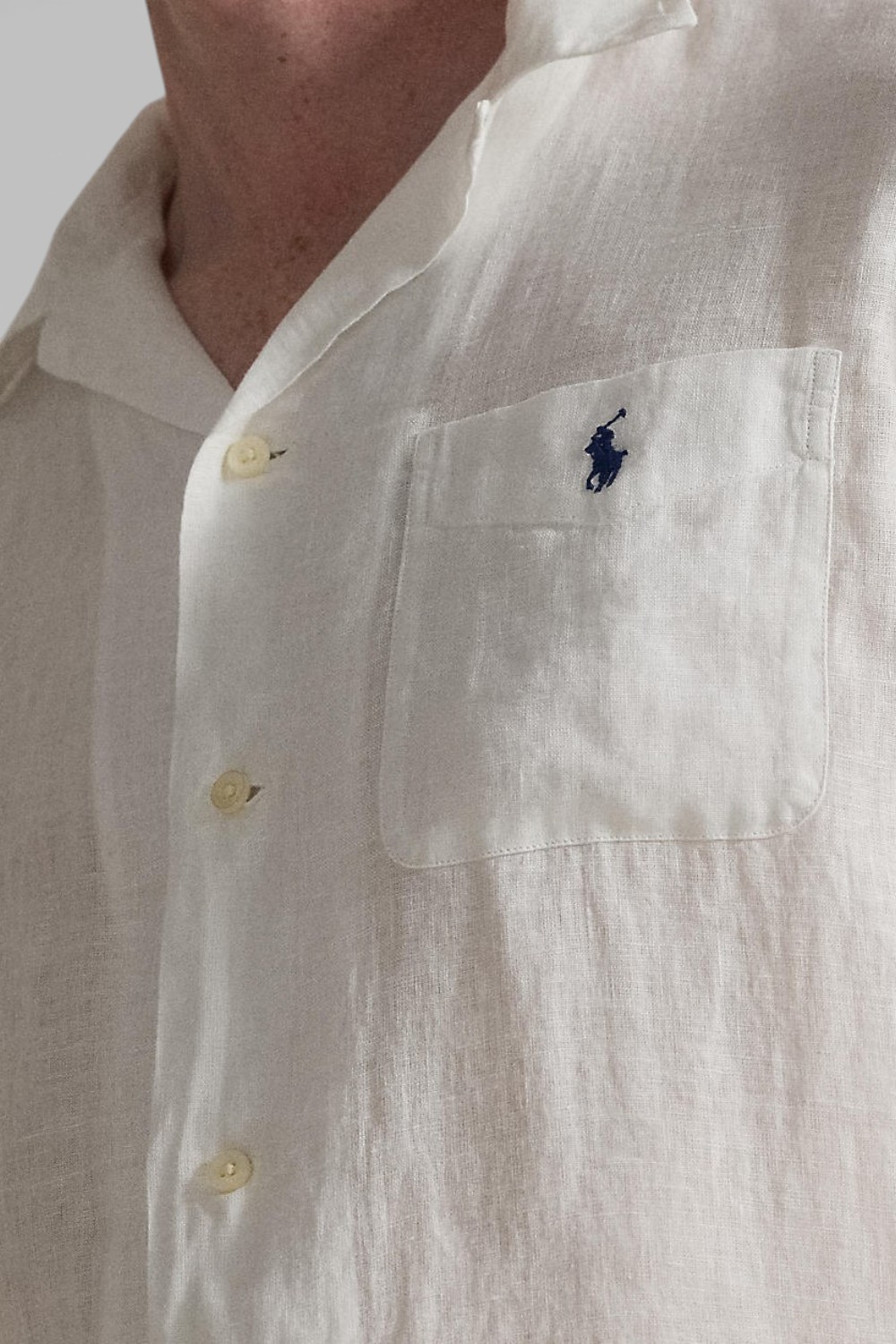 תמונת תקריב דוגמן של חולצה מכופתרת