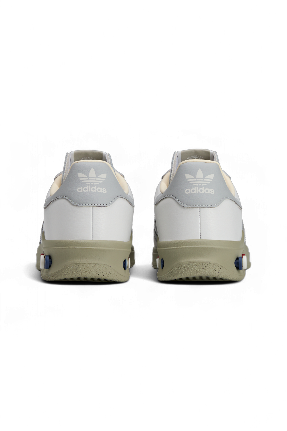 תמונת תקריב של נעלי סניקרס