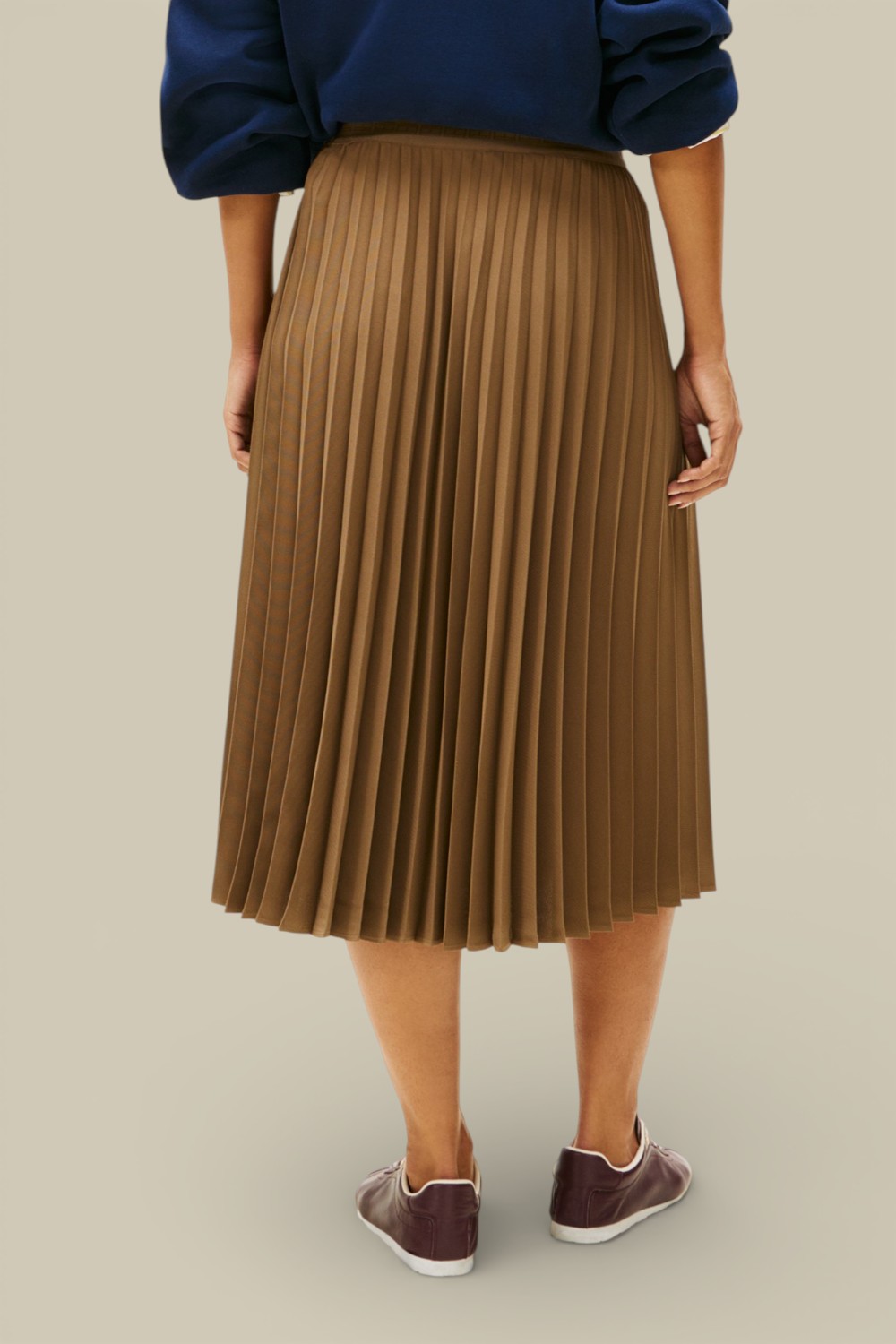 תמונת דוגמן אחורית של חצאית מידי פליסה