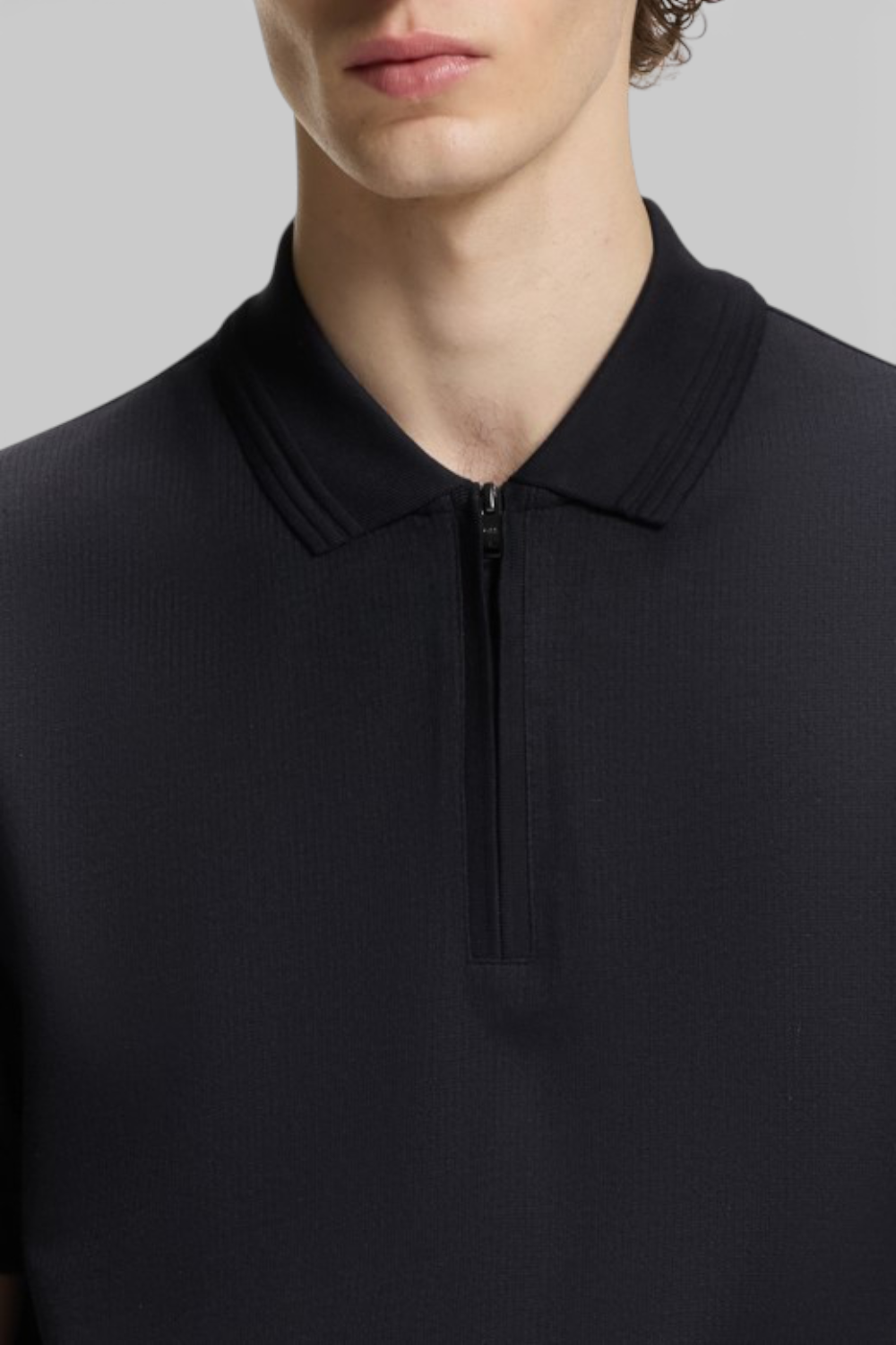 תמונת תקריב דוגמן של חולצת פולו