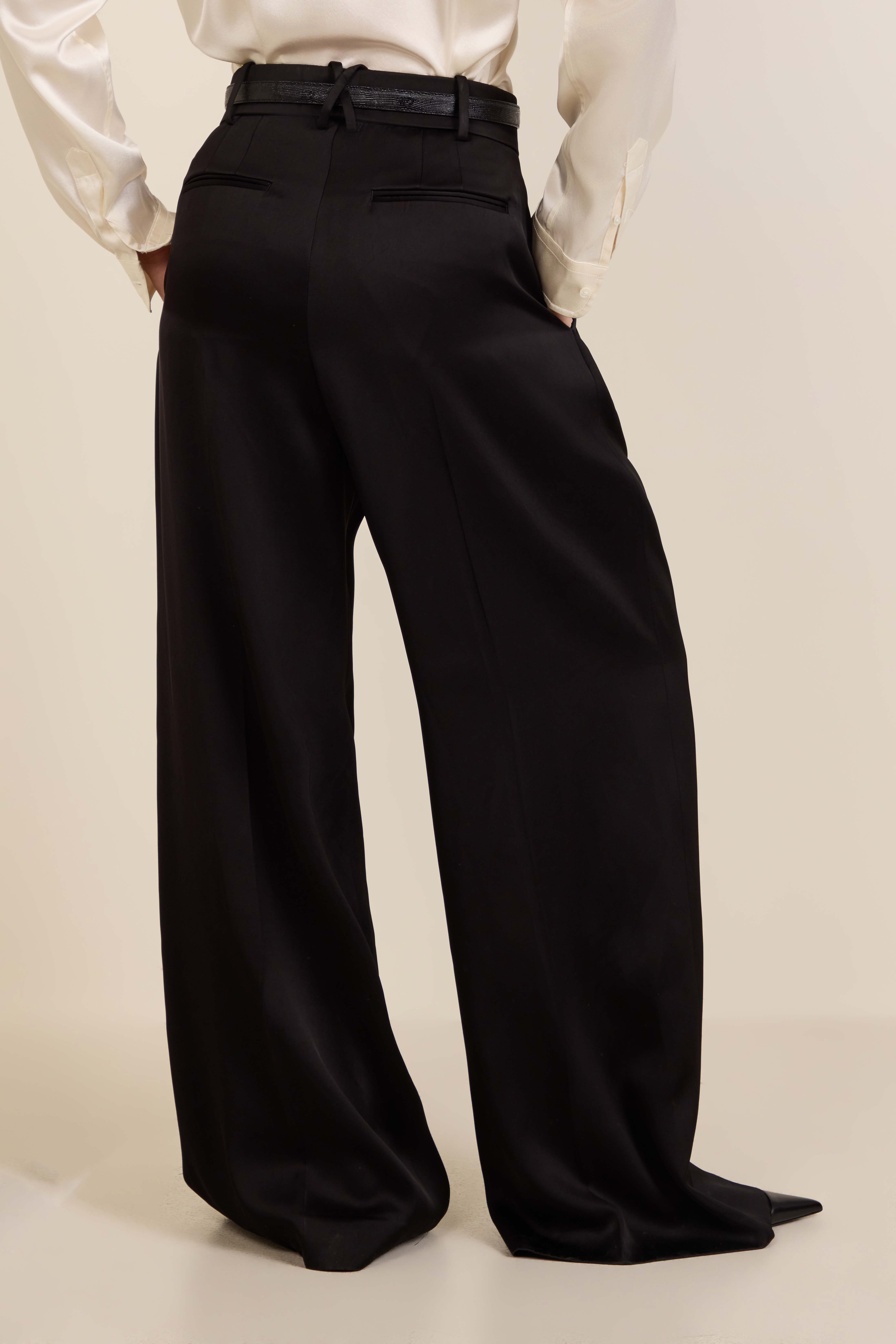 תמונת דוגמן אחורית של מכנסיים ארוכים מסאטן