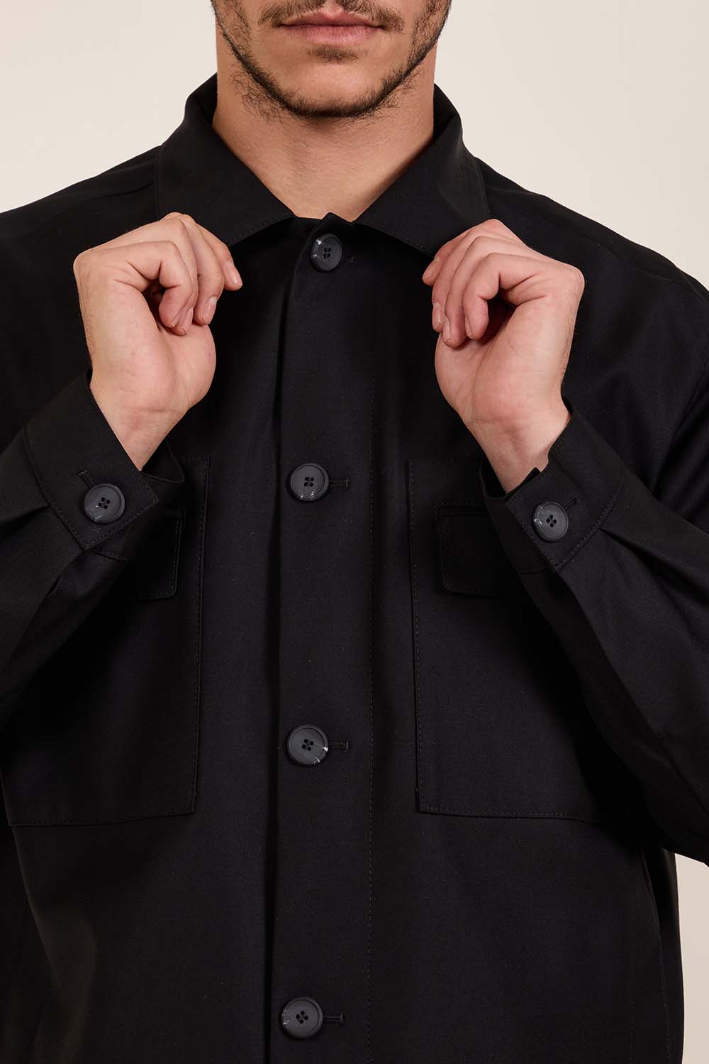 תמונת תקריב דוגמן של ז'קט צמר קל