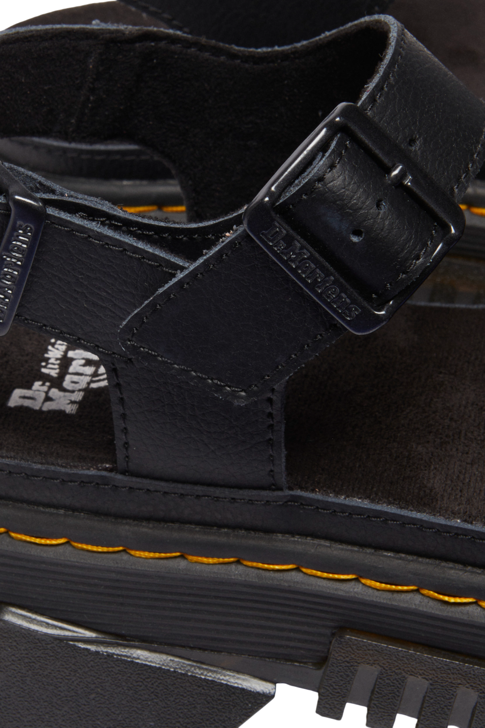 תמונת תקריב של סנדלי פלטפורמה מטיסון