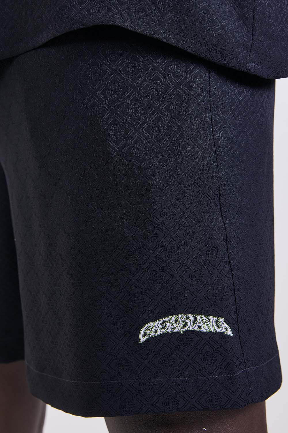 תמונת תקריב דוגמן של מכנסיים קצרים משי