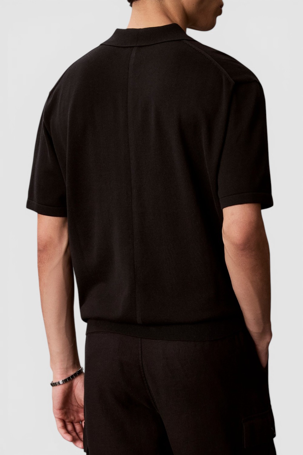 תמונת דוגמן אחורית של חולצת פולו