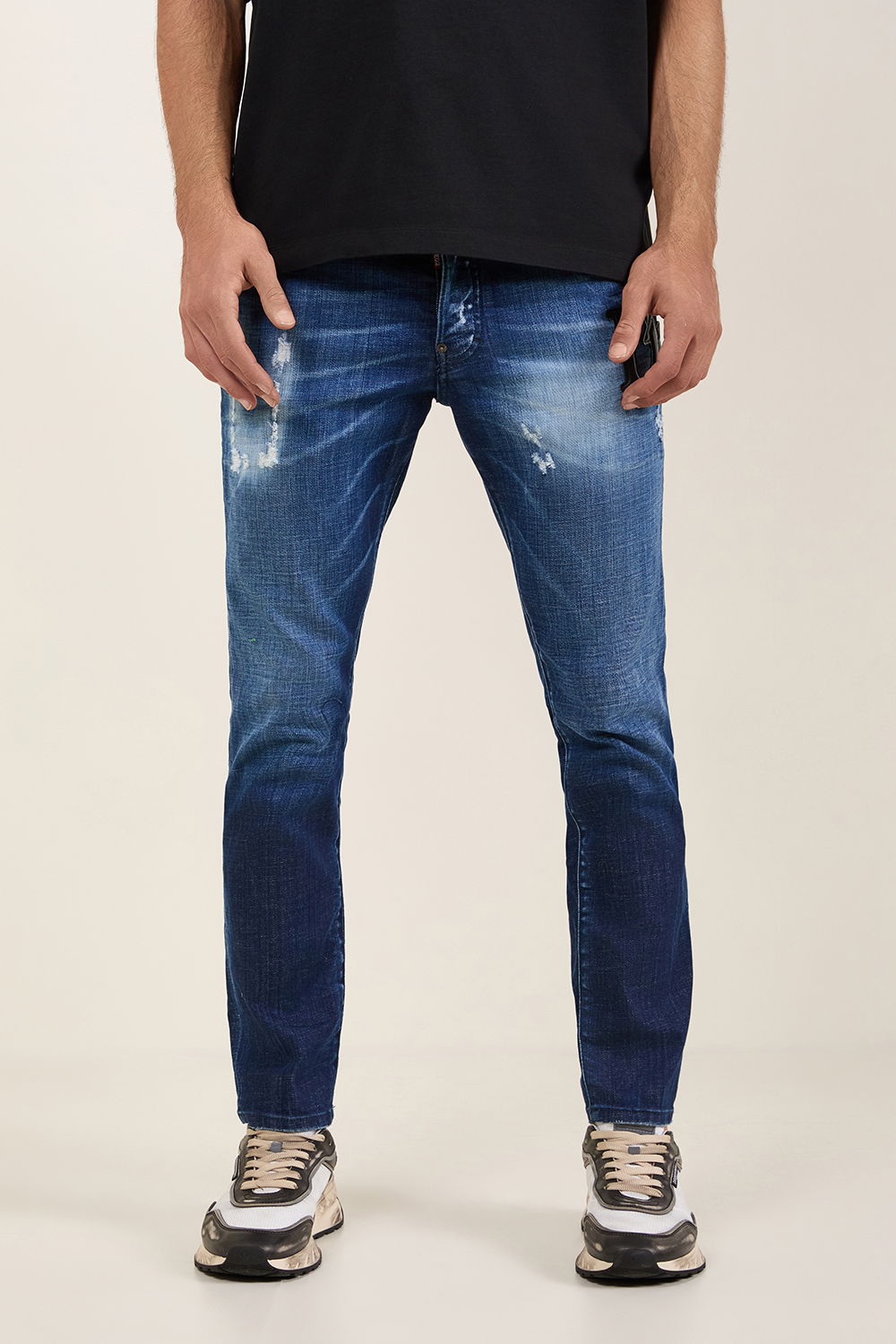 תמונת דוגמן קידמית של מכנסי ג'ינס סקייטר