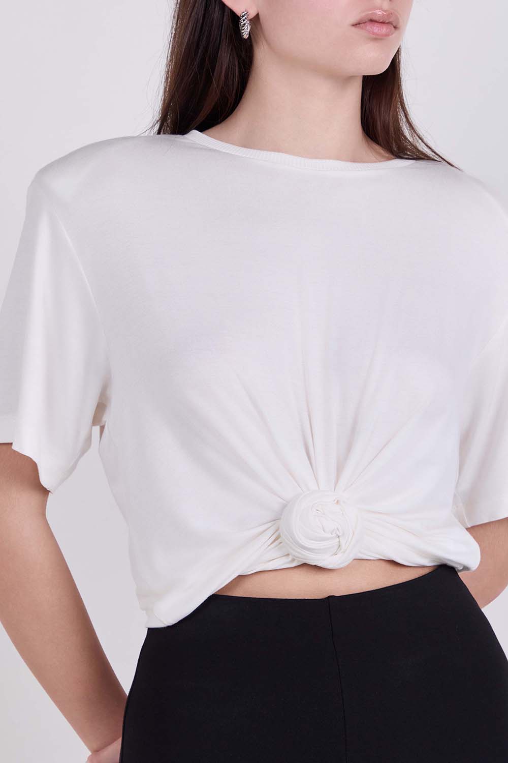 תמונת תקריב דוגמן של חולצת טי פרח