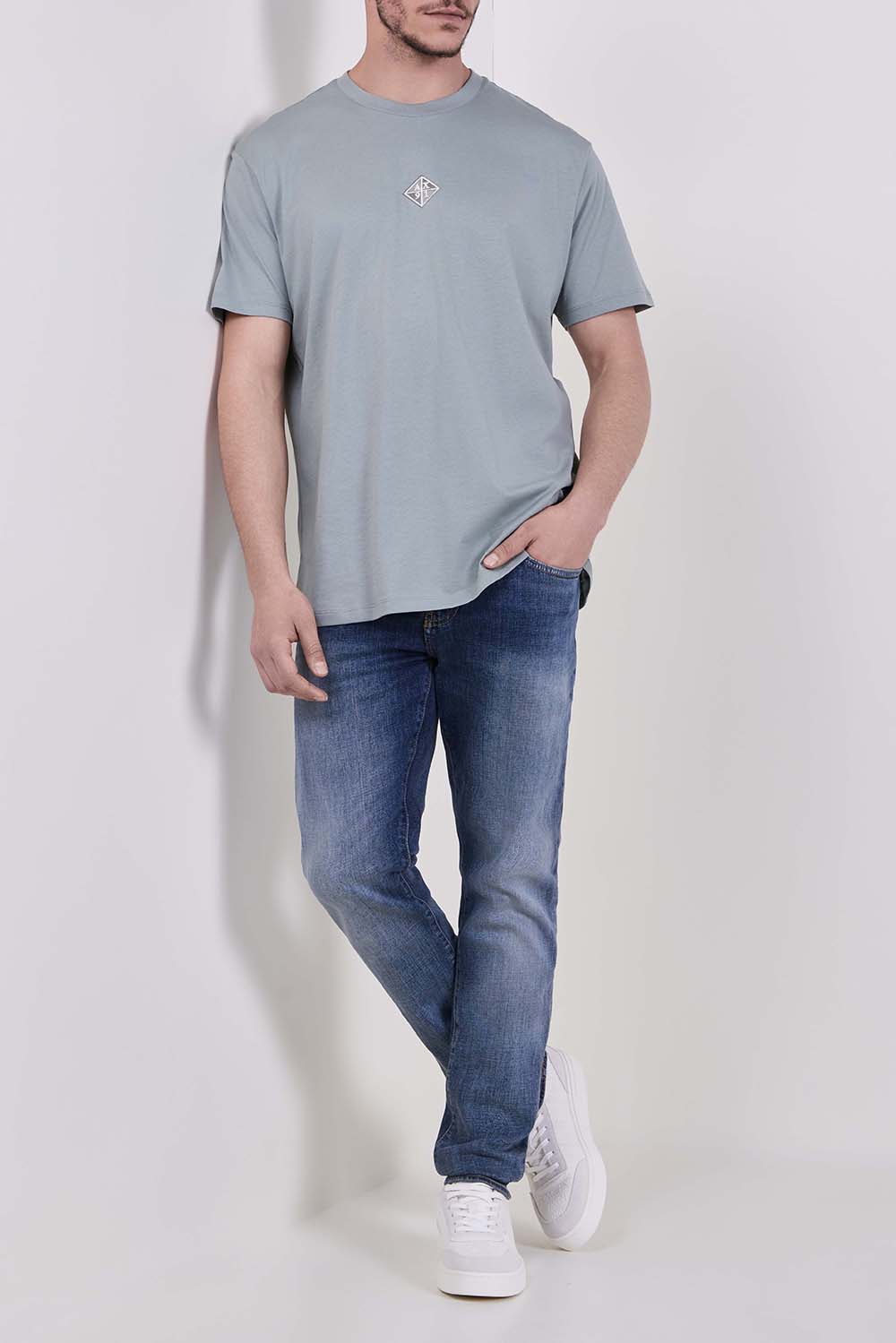 תמונת דוגמן קידמית של נעלי סניקרס