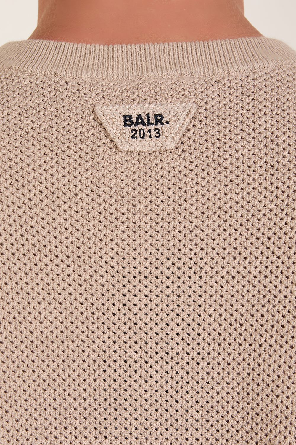 תמונת תקריב דוגמן של סט מכנסיים קצרים וחולצת טי