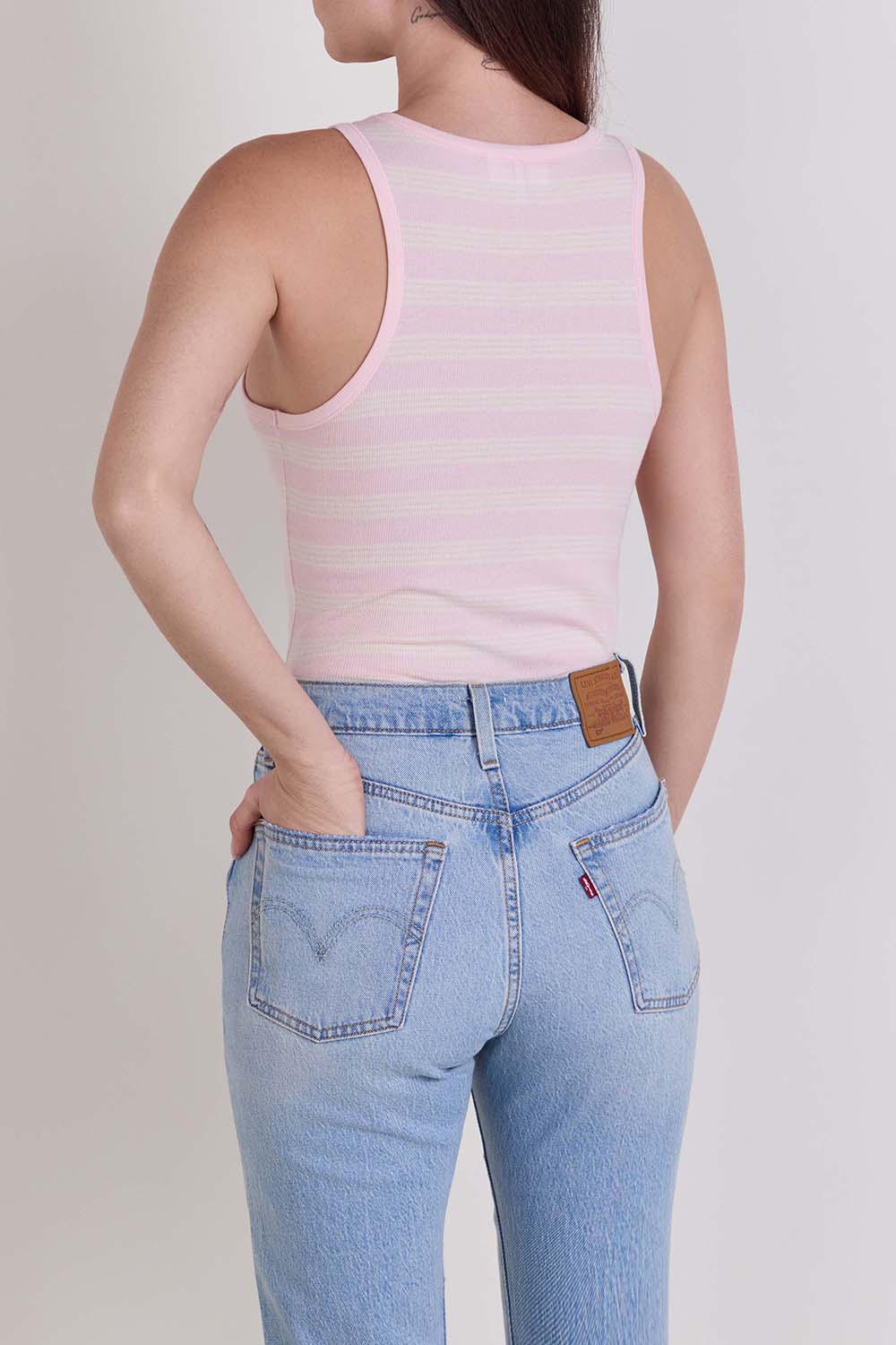 תמונת דוגמן אחורית של גופייה בגזרת סלים