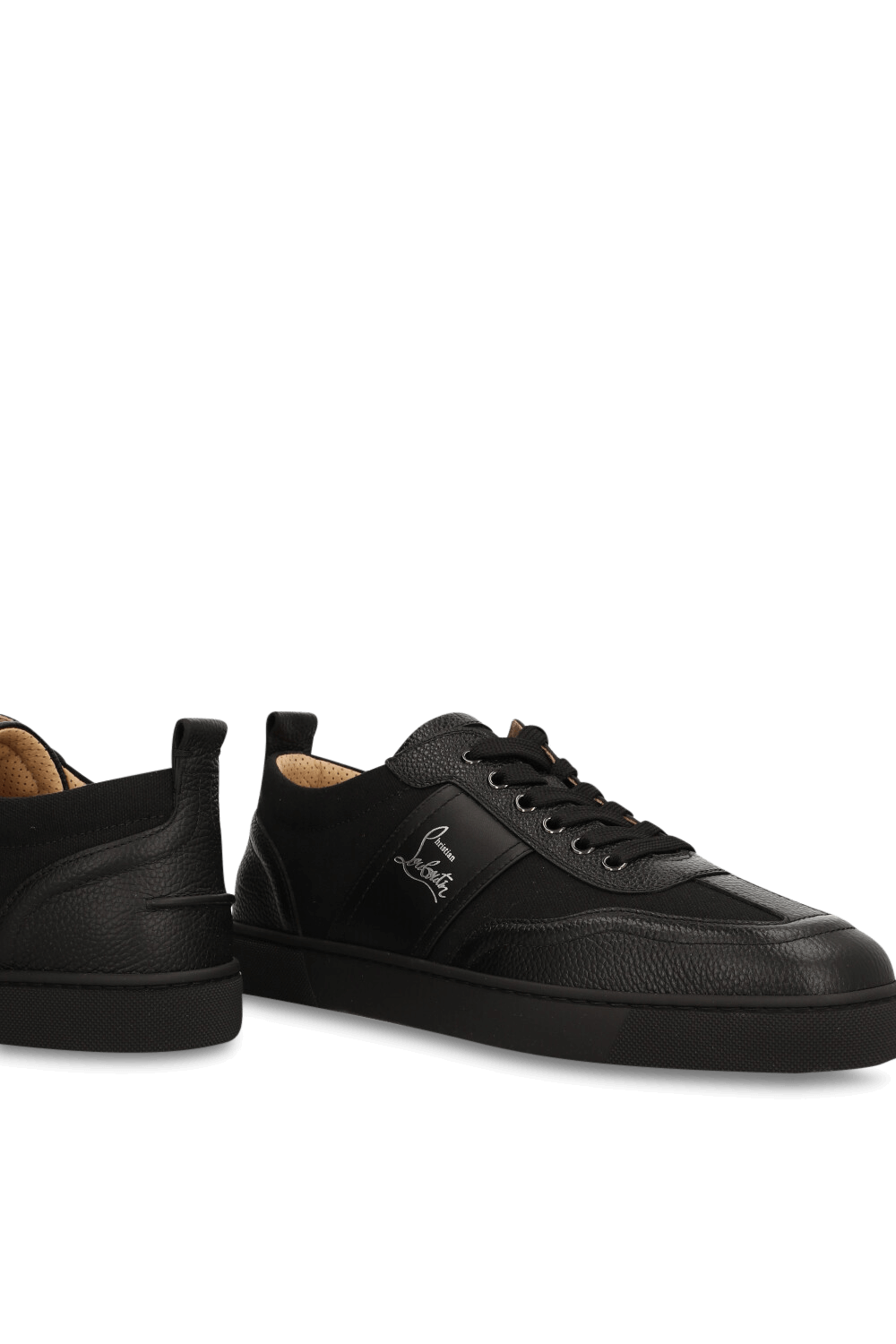 תמונת תקריב של נעלי סניקרס