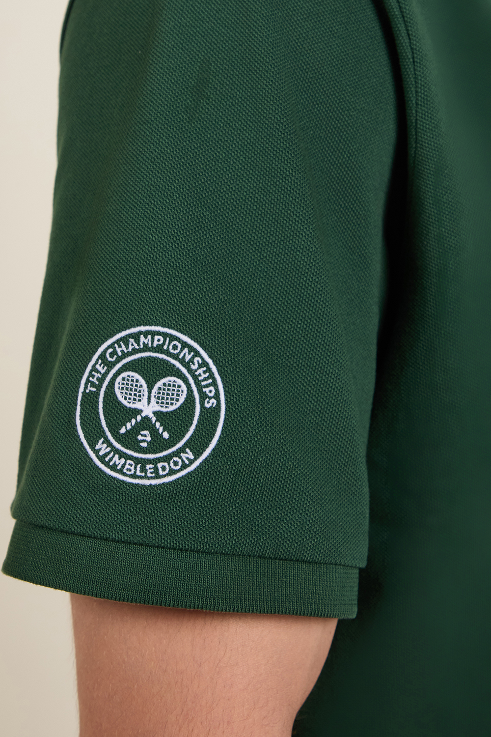 תמונת תקריב דוגמן של פולו רלף לורן X ווימבלדון חולצת פולו