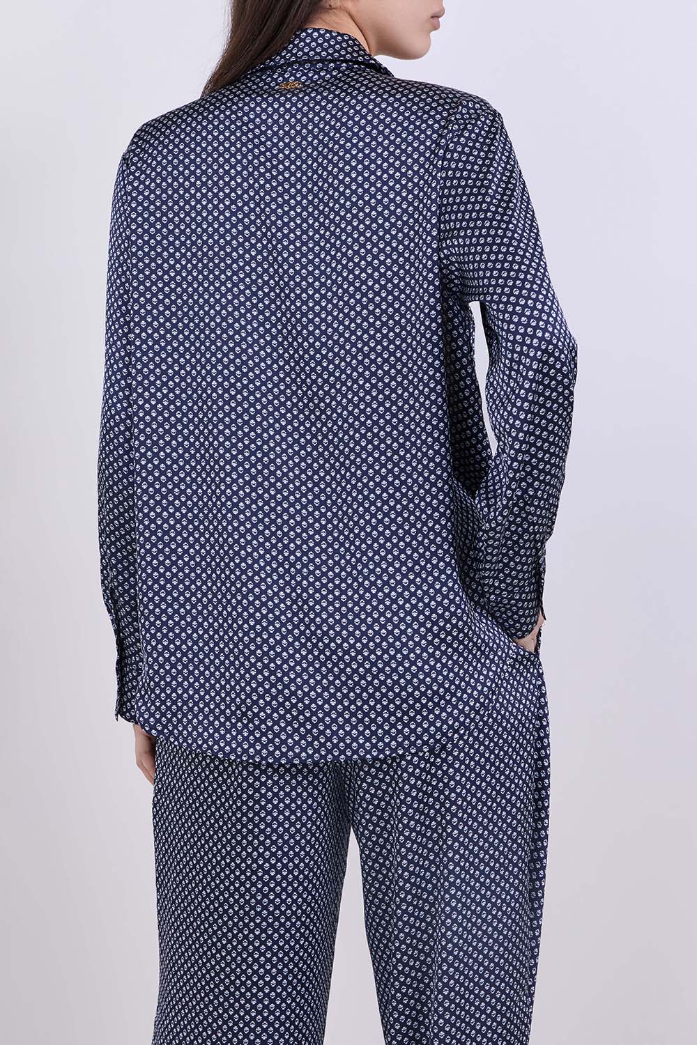 תמונת דוגמן אחורית של חולצת כפתורים סאטן