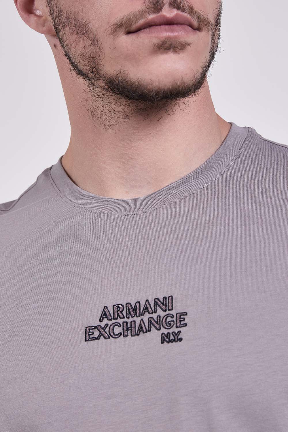 תמונת תקריב דוגמן של חולצת טי