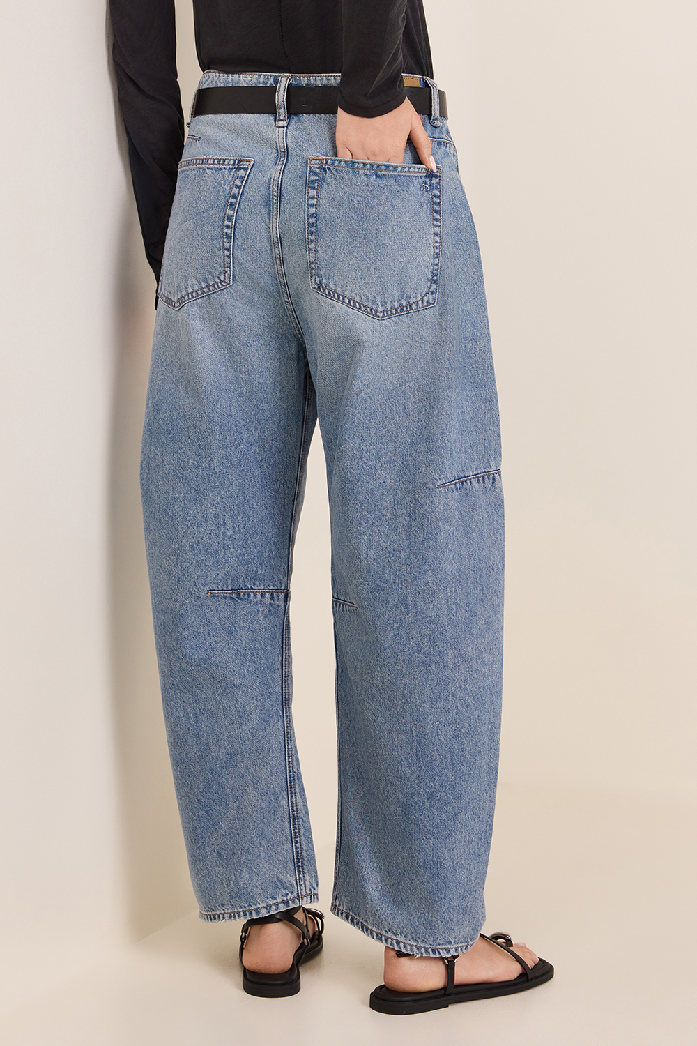 תמונת דוגמן אחורית של מכנסי ג'ינס בלון משוחררים