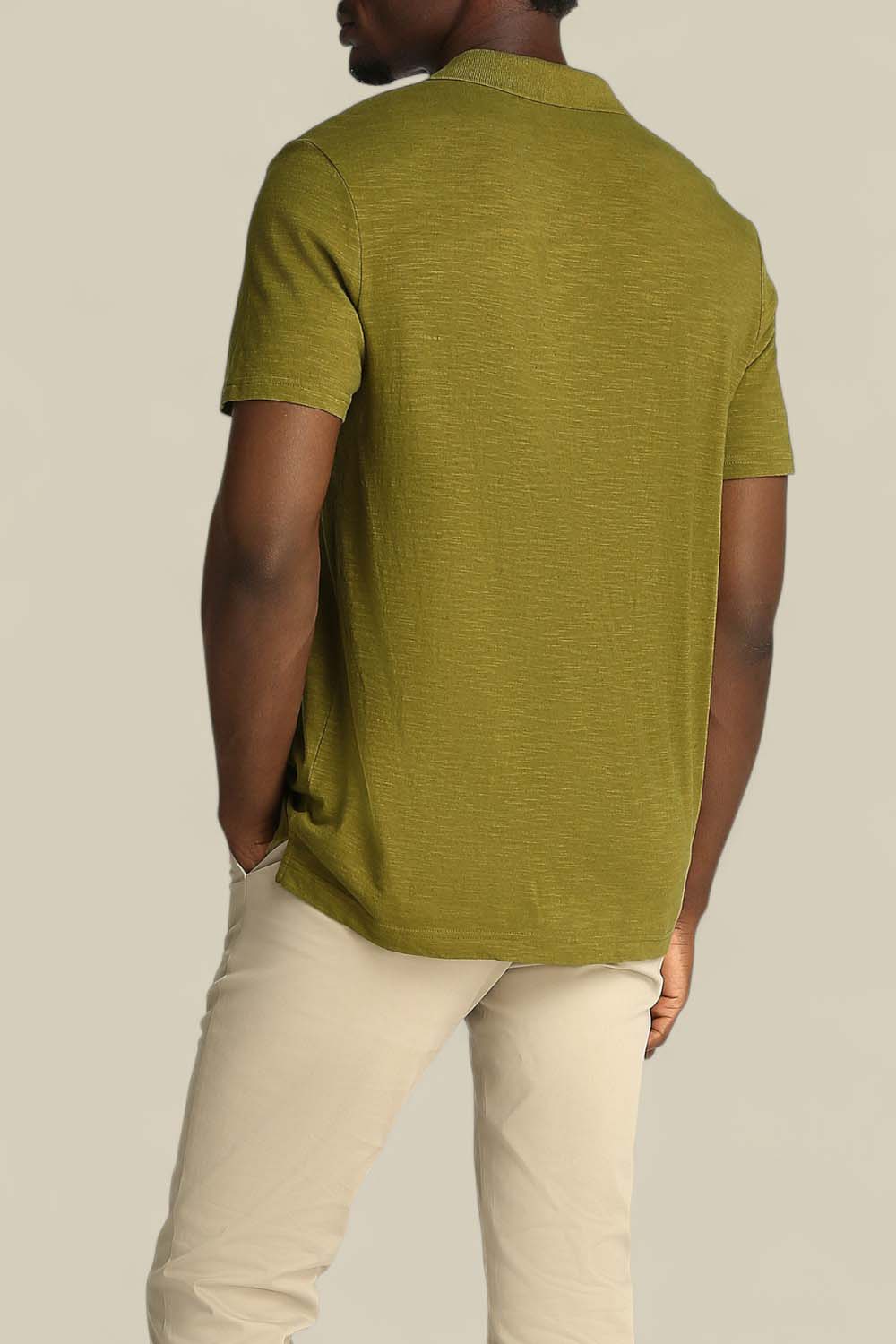 תמונת דוגמן אחורית של חולצת פולו