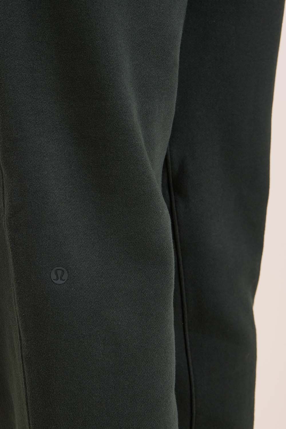 תמונת תקריב דוגמן של Steady State Classic-Fit Jogger Regular