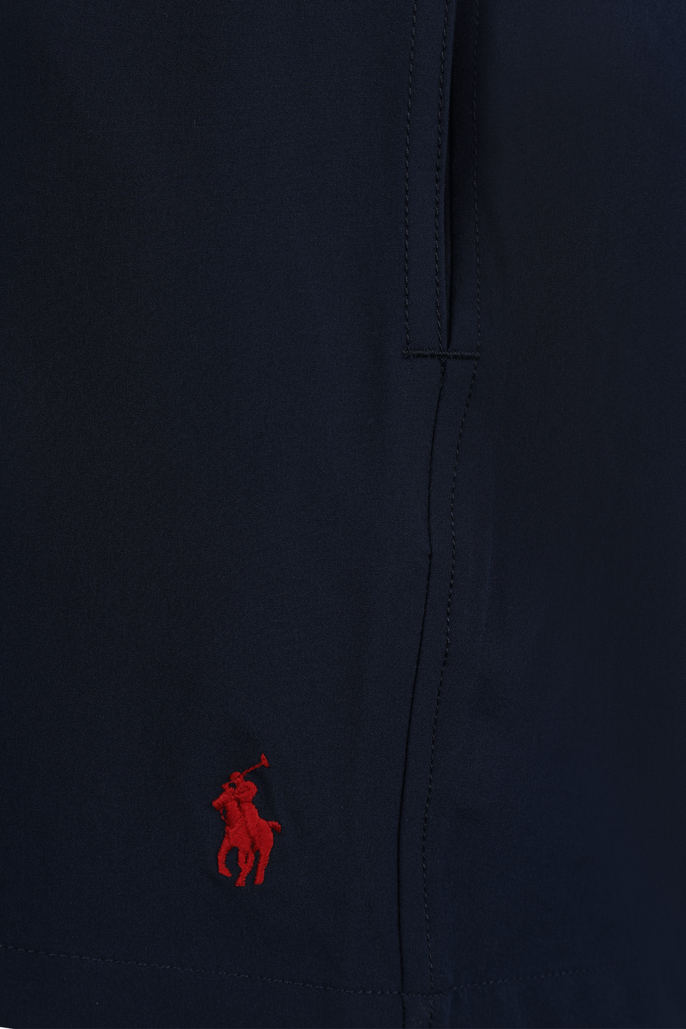 תמונה אחורית של בגד ים קצר כחול עם לוגו רקום