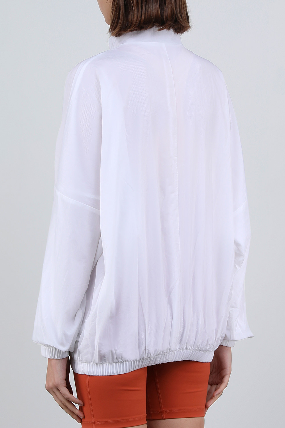 תמונת דוגמן אחורית של סווטשירט ניילון לבן ספורטיבי