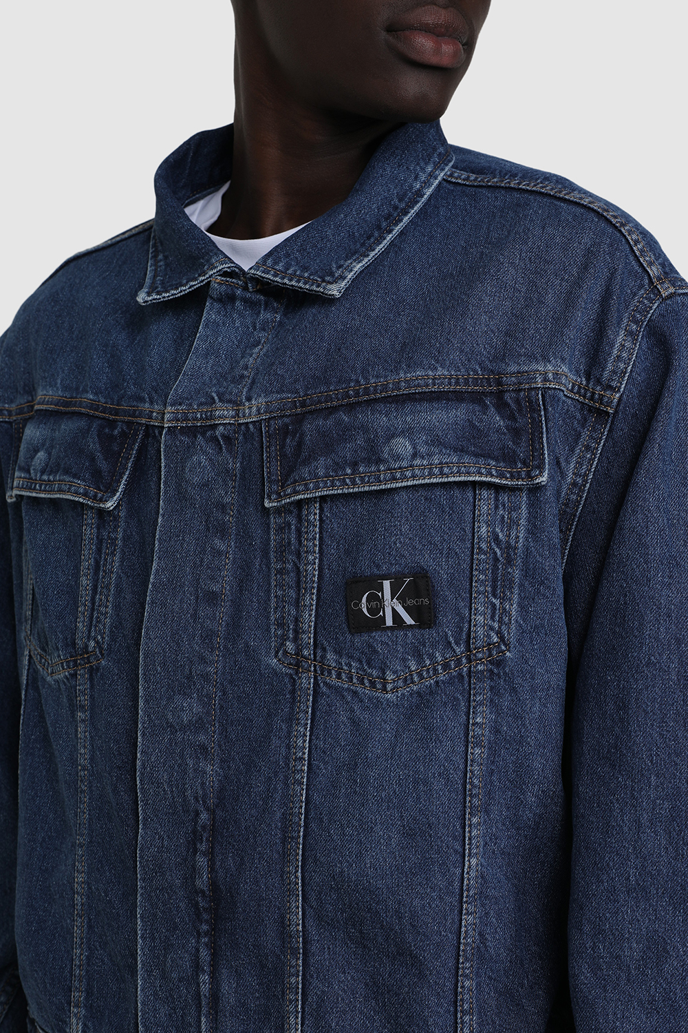 תמונת תקריב דוגמן של ז'קט ג'ינס