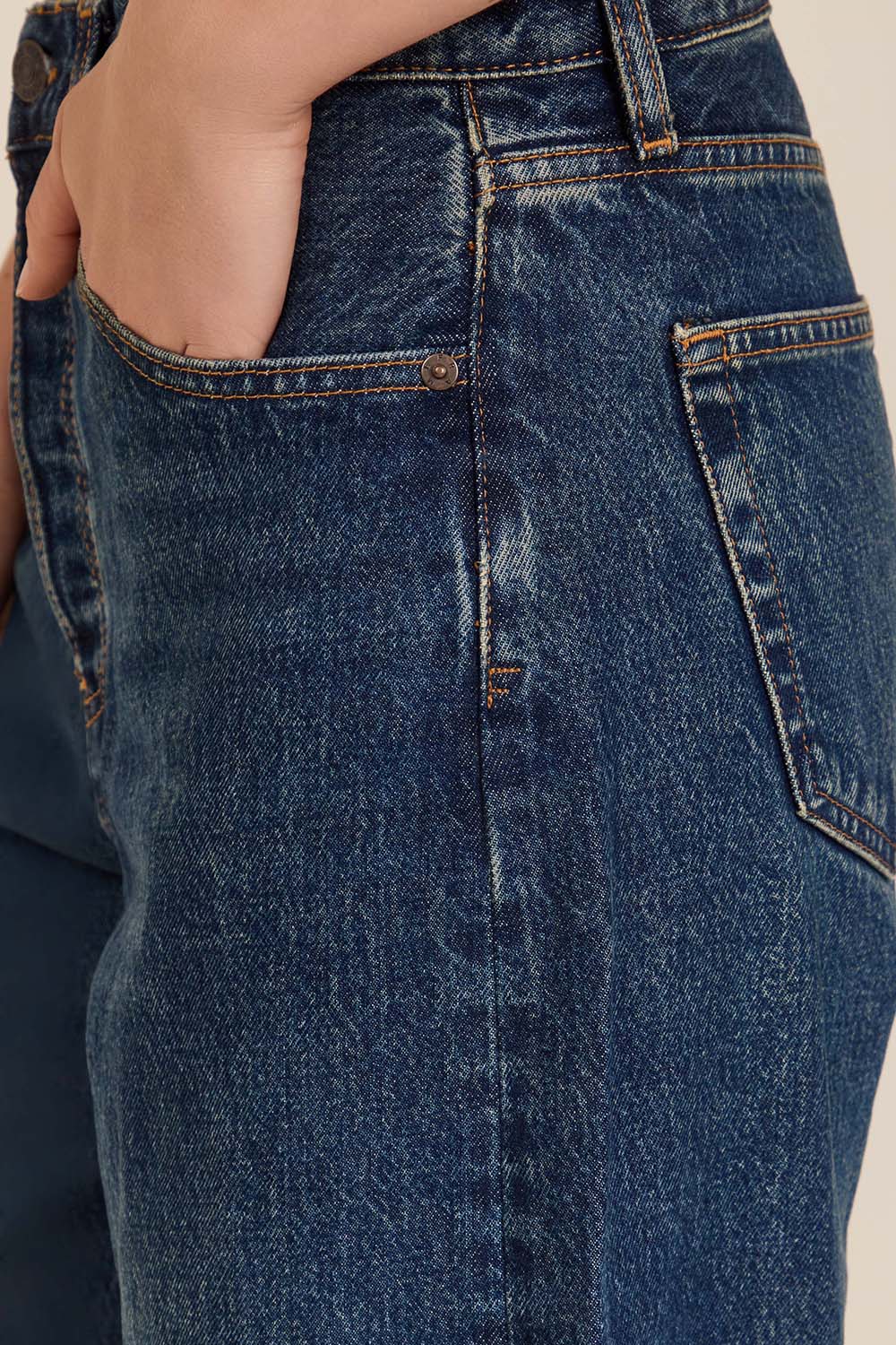 תמונת תקריב דוגמן של מכנסי ג'ינס בגזרה רחבה