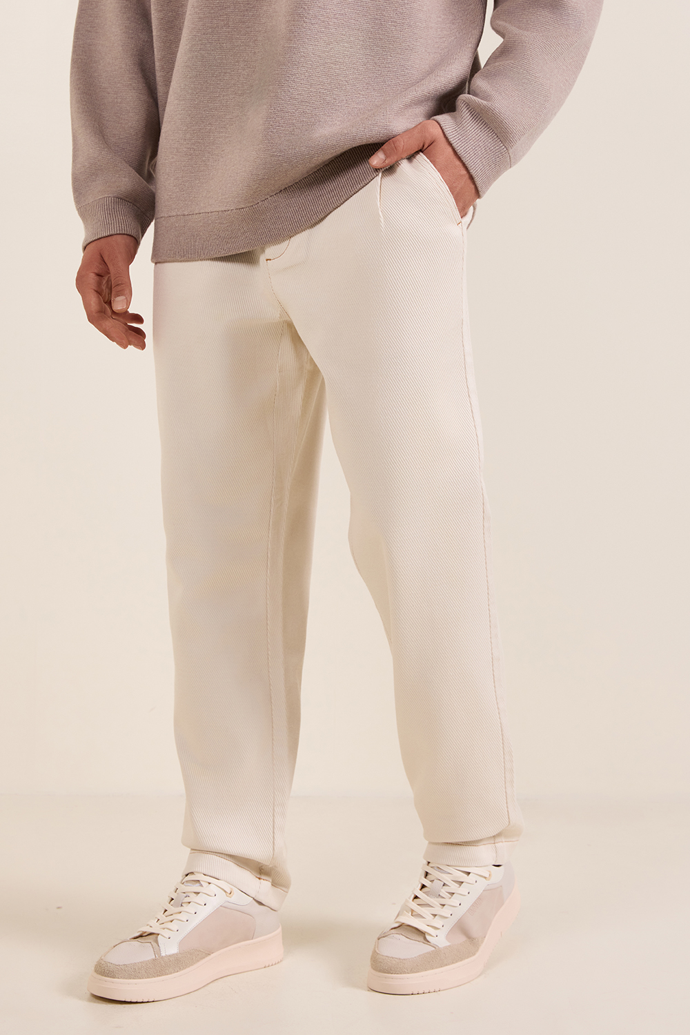 תמונת דוגמן קידמית של מכנסי ג'ינס קורדרוי