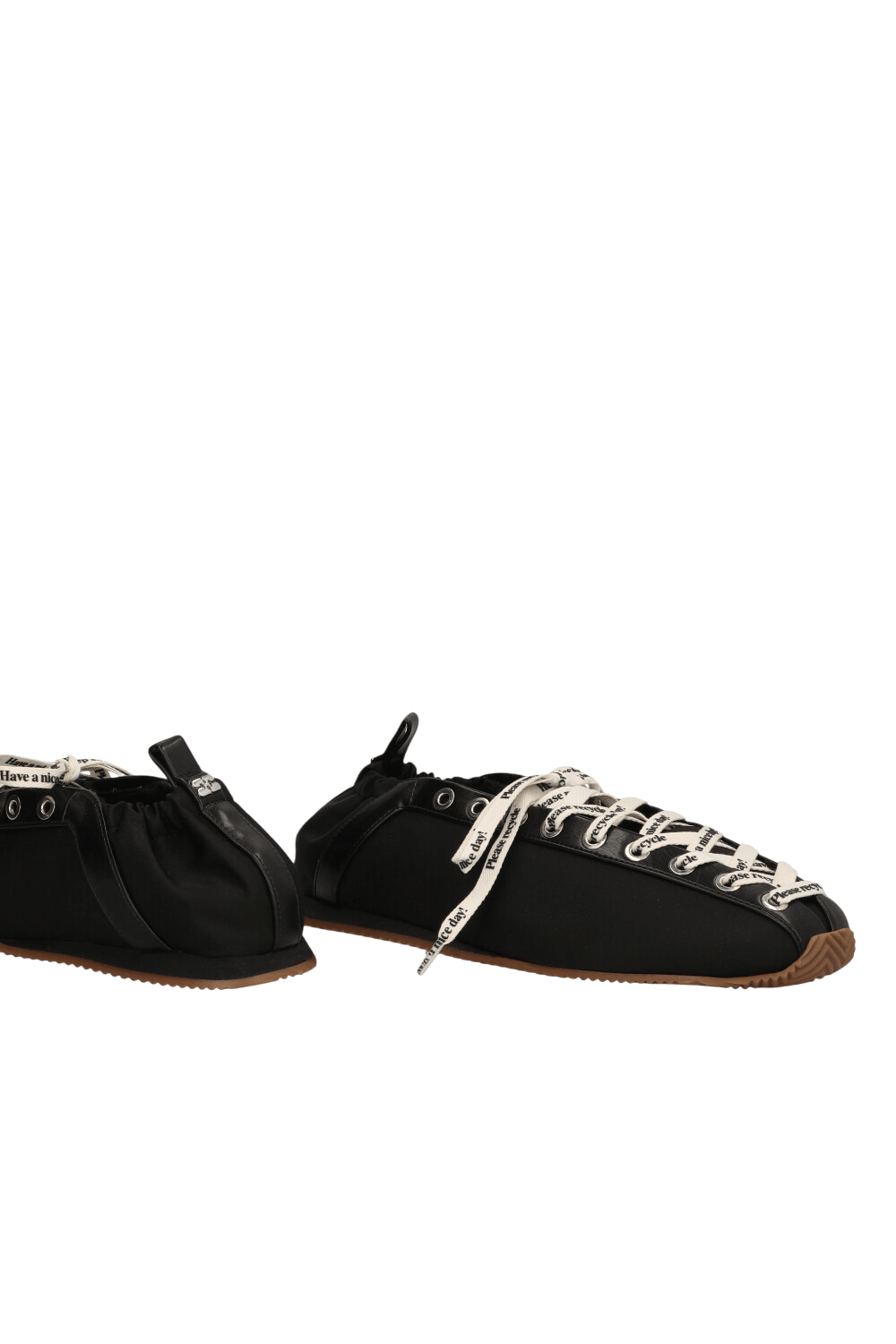 תמונת תקריב של נעלי בובה