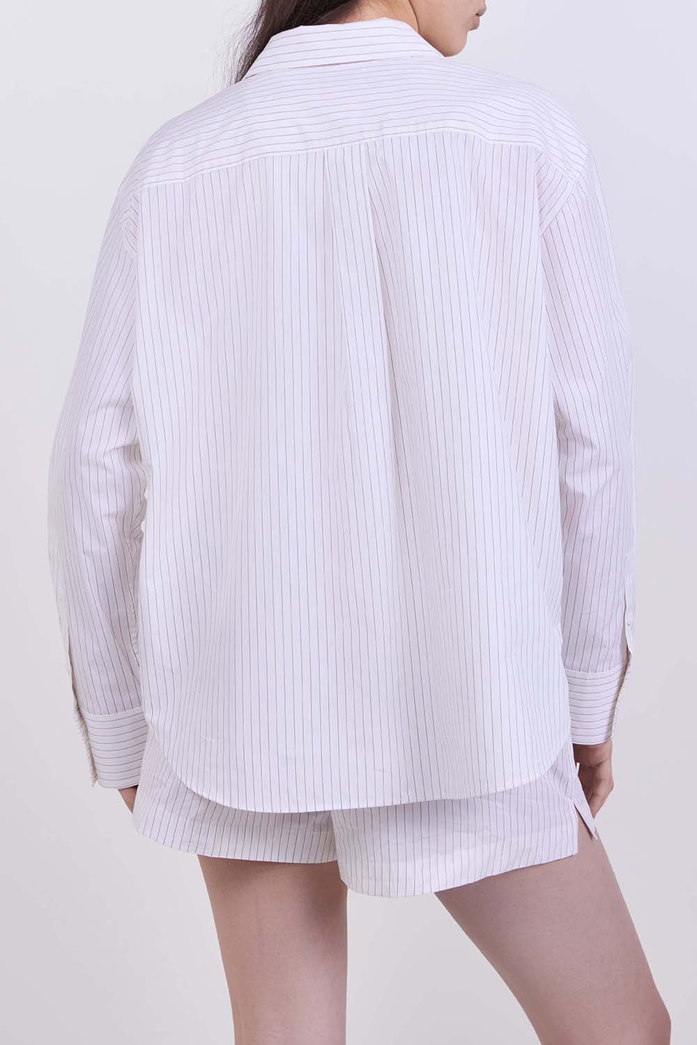 תמונת דוגמן אחורית של חולצה מכופתרת